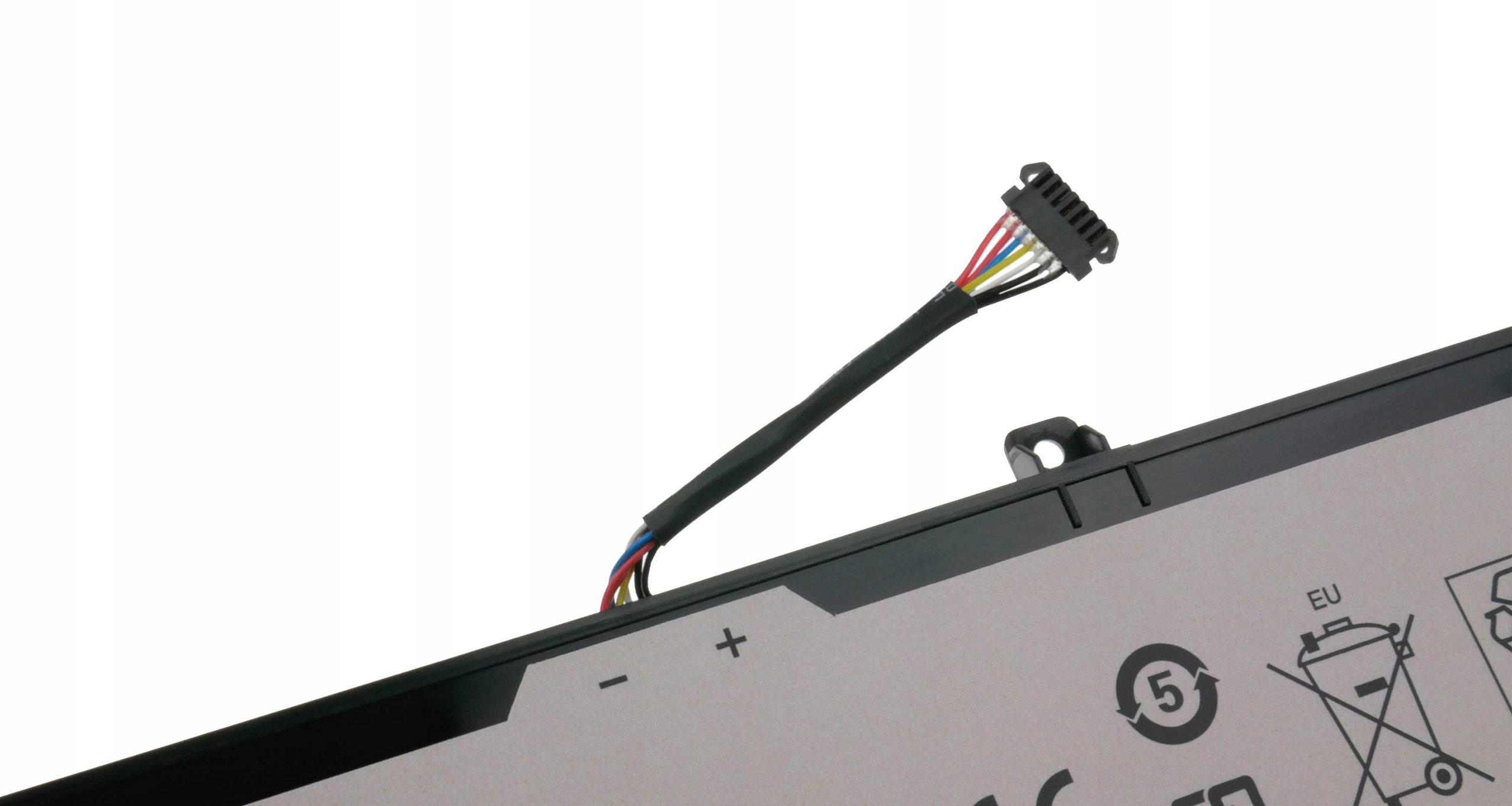 Bateria laptopa z kablem połączeniowym w kolorowych przewodach na białym tle.