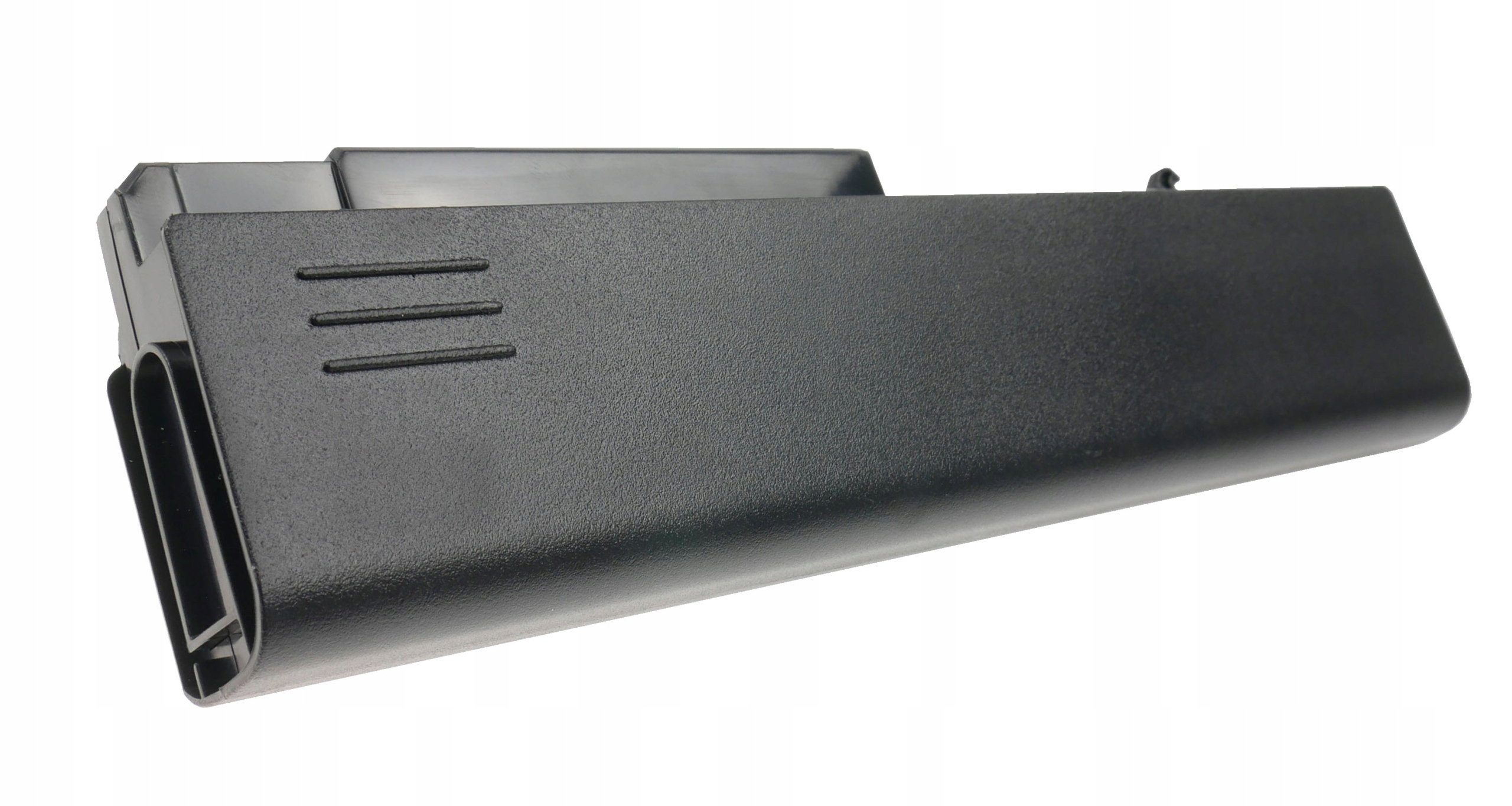 Czarny plastikowy pojemnik z trzema poziomymi liniami po jednej stronie.