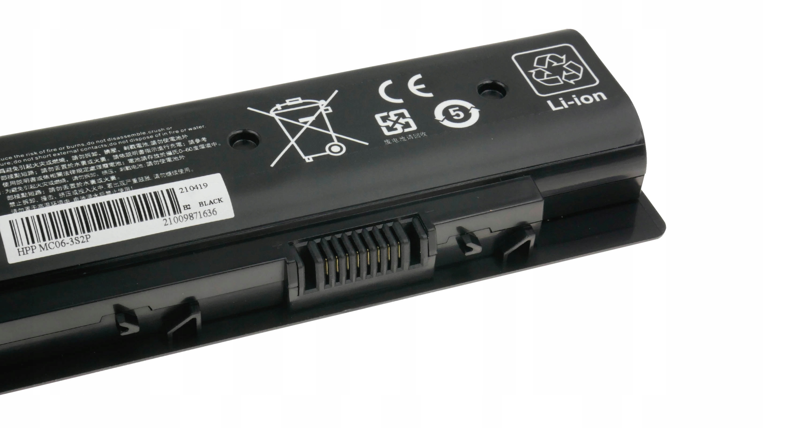 Czarna bateria laptopa Li-ion ze znakiem CE i symbolem recyklingu.