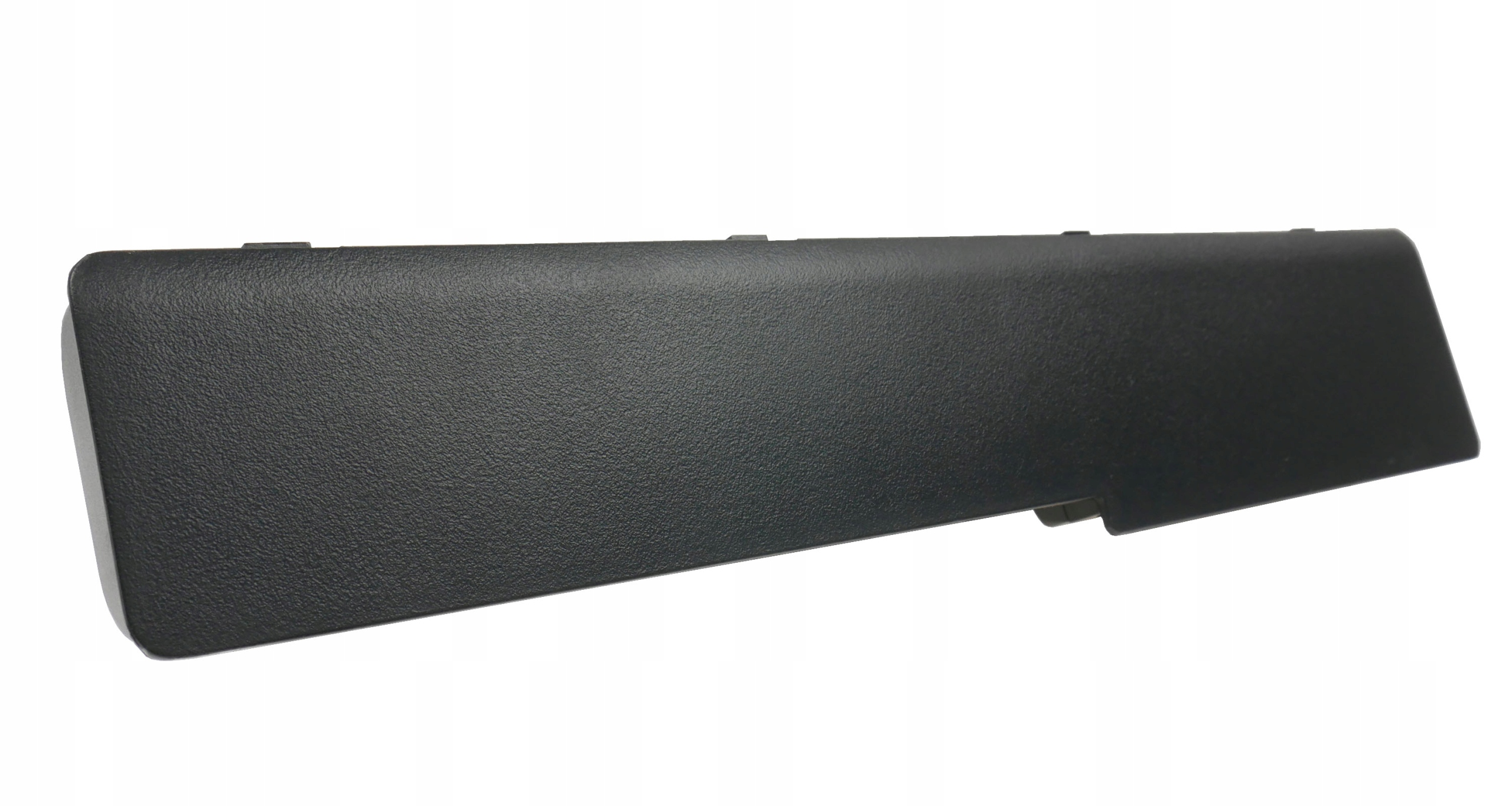 Czarny, prostokątny element plastikowy z teksturowaną powierzchnią.