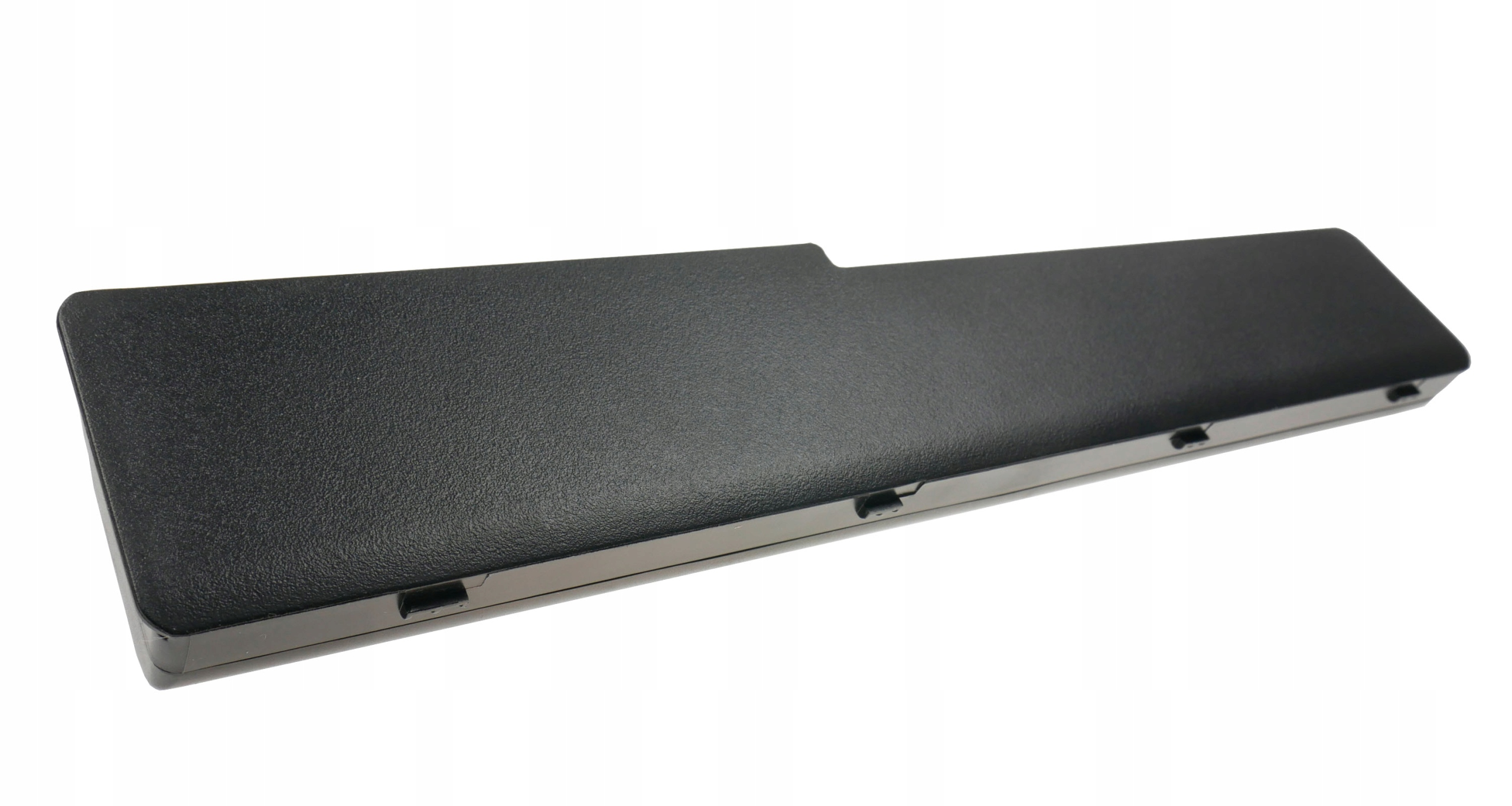 Czarny, prostokątny przedmiot o teksturowanej powierzchni, na białym tle.