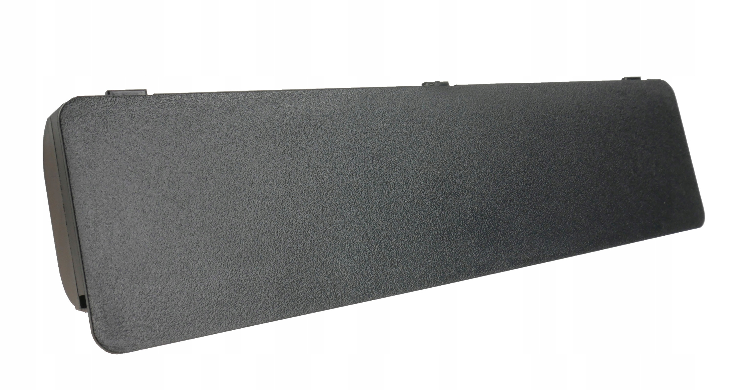 Czarna, prostokątna część z tworzywa sztucznego o teksturowanej powierzchni.