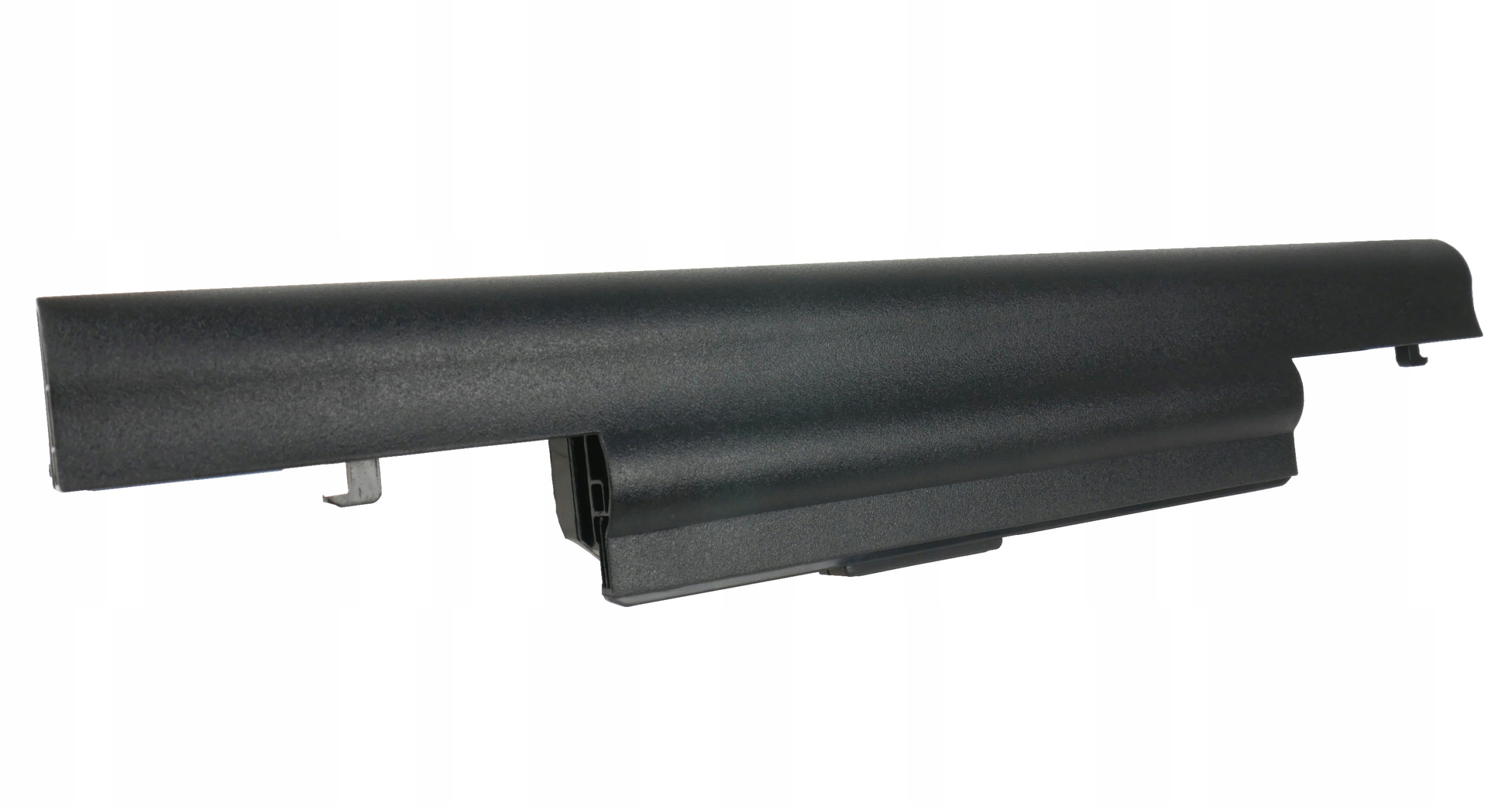 Czarna bateria do laptopa z metalowymi złączami na białym tle.