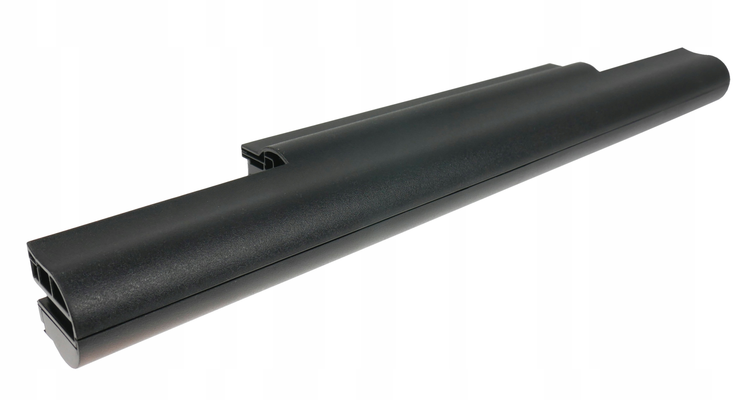 Czarna bateria do laptopa na białym tle.