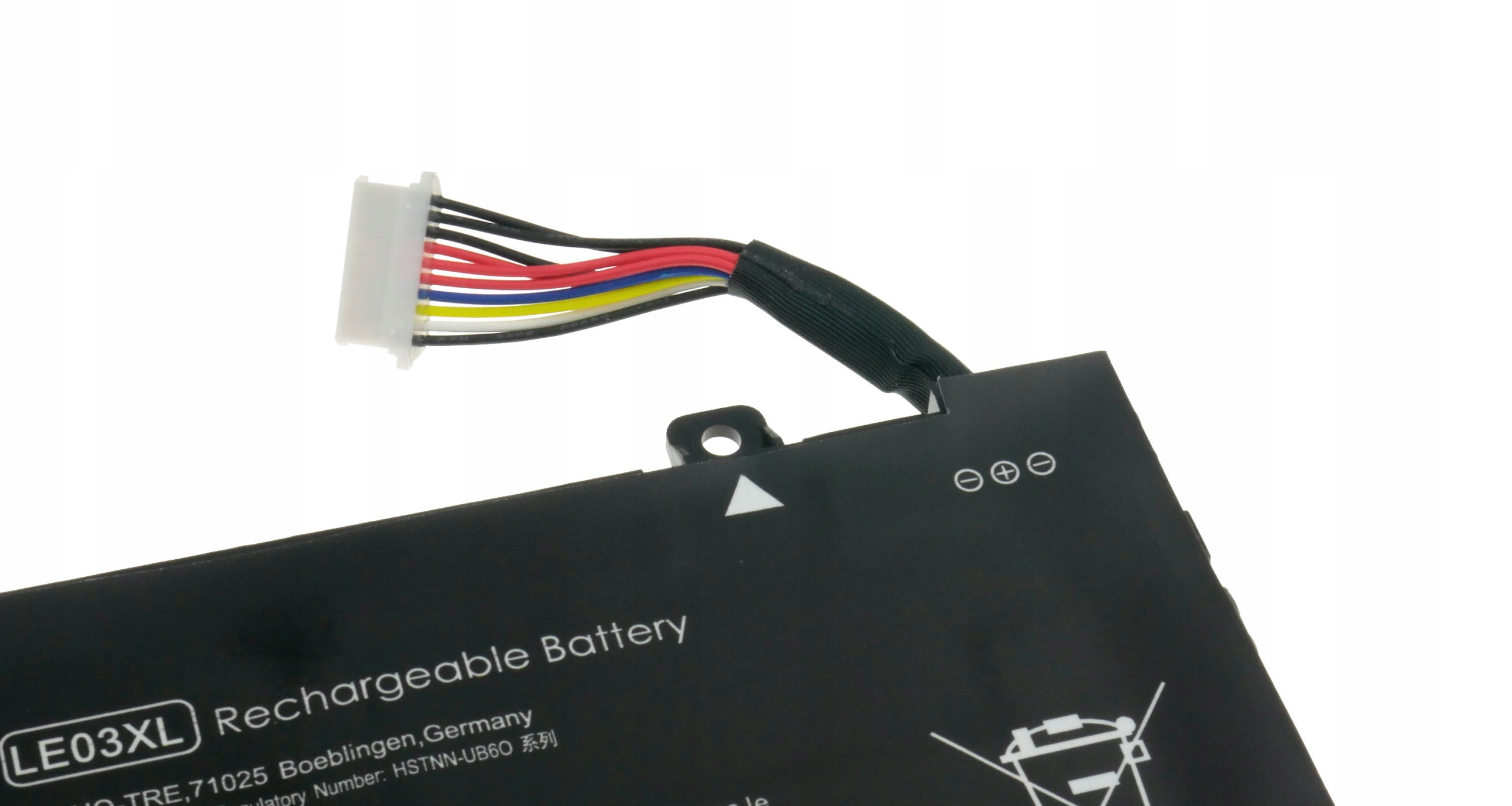 Czarna bateria zasilająca z przewodami czerwonym, niebieskim, żółtym, białym i czarnym.