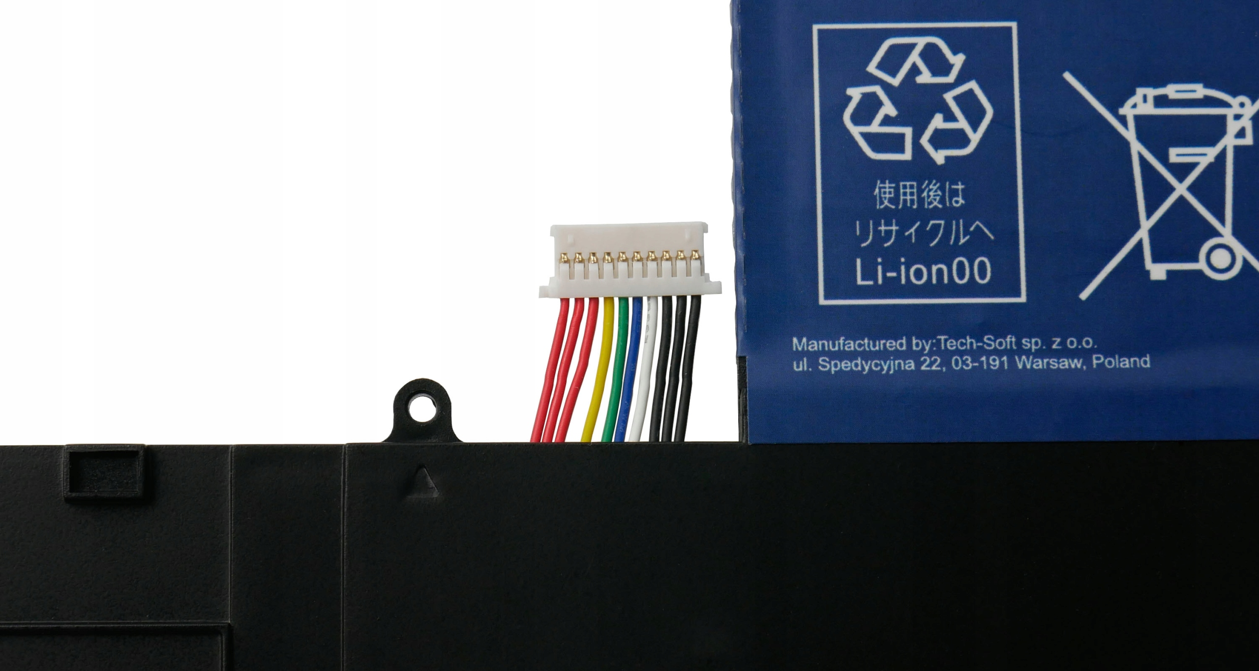 Czarna bateria z kolorowymi przewodami podłączonymi do białego złącza. Niebieska etykieta z symbolami recyklingu.