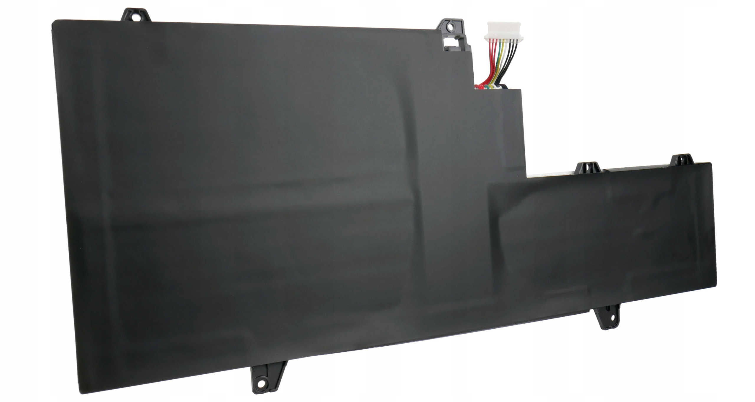 Czarna bateria do laptopa z kablami i złączami na białym tle.