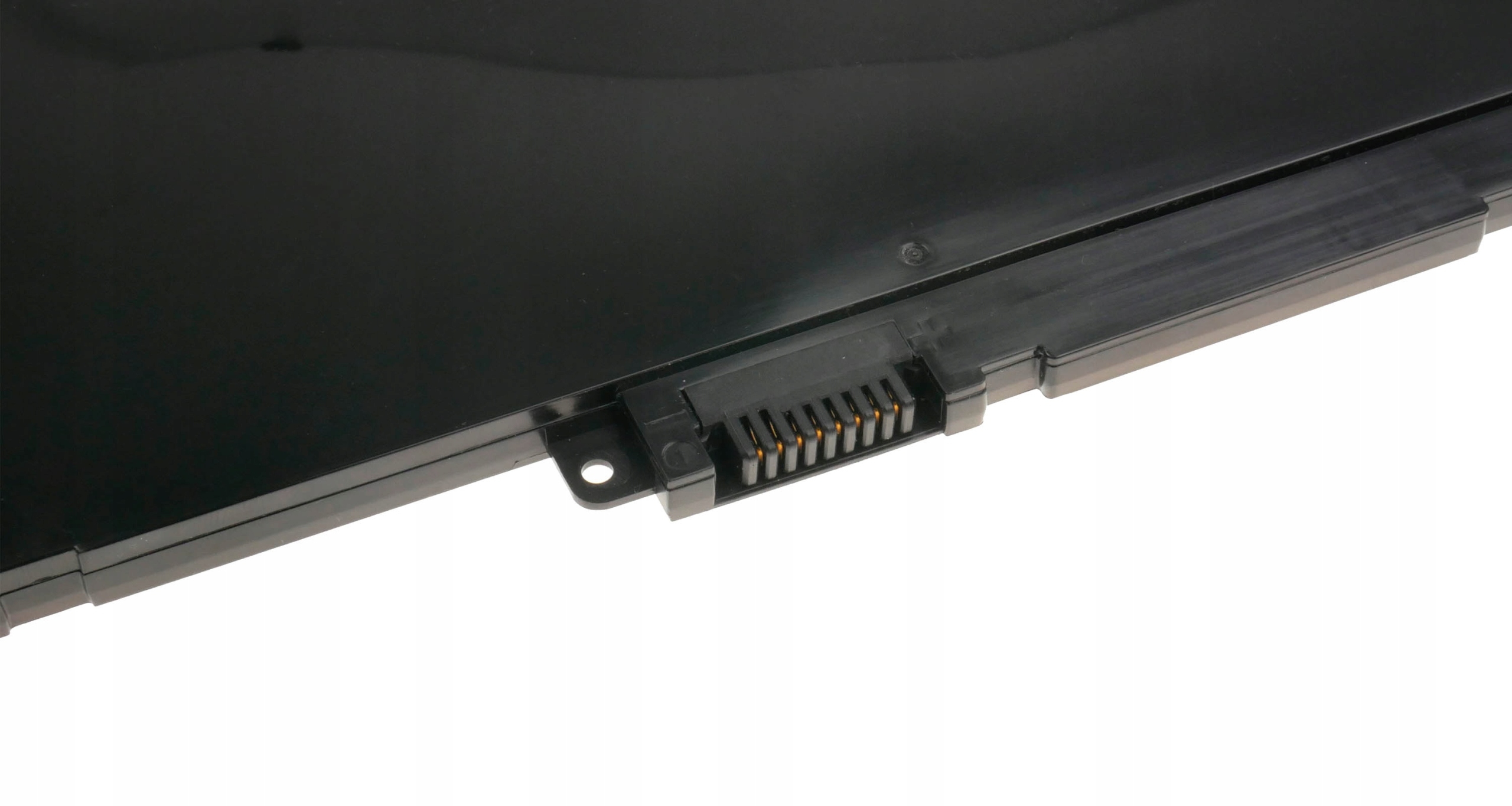Zbliżenie czarnej baterii laptopa z widocznym złączem i złotymi pinami.