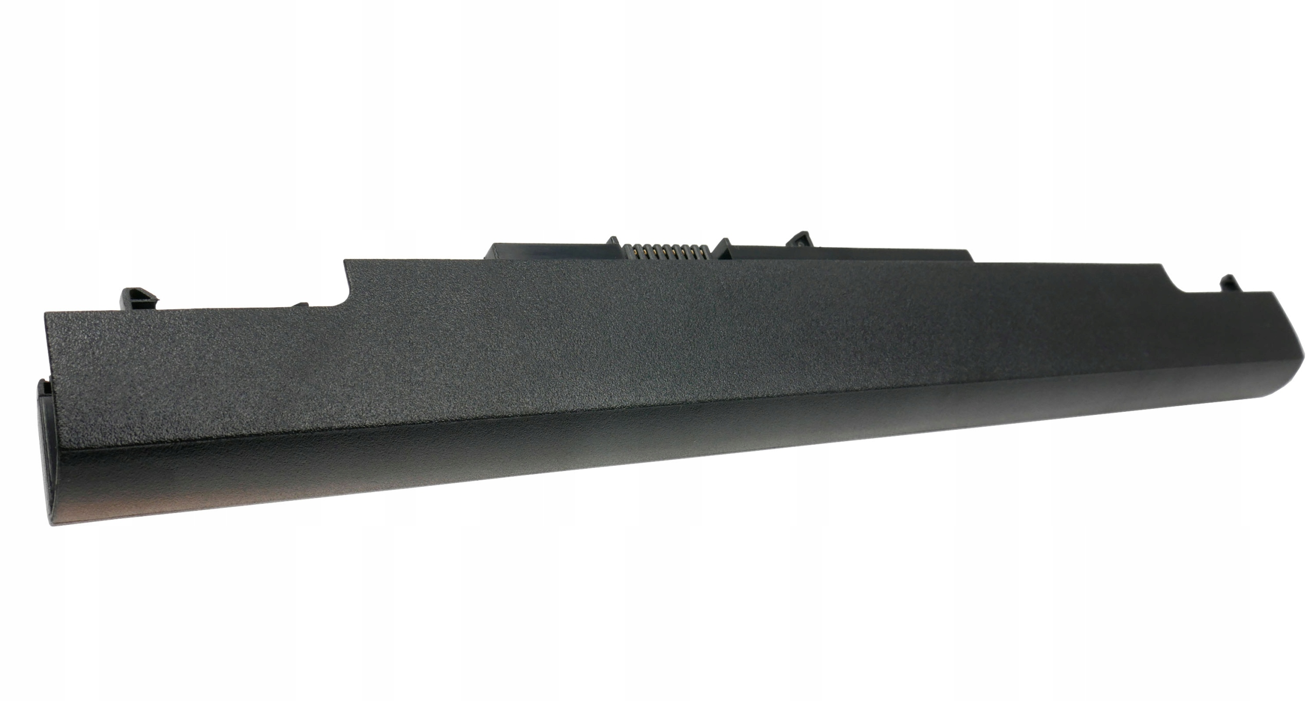 Czarna bateria do laptopa z paskiem złącz i klipsami.