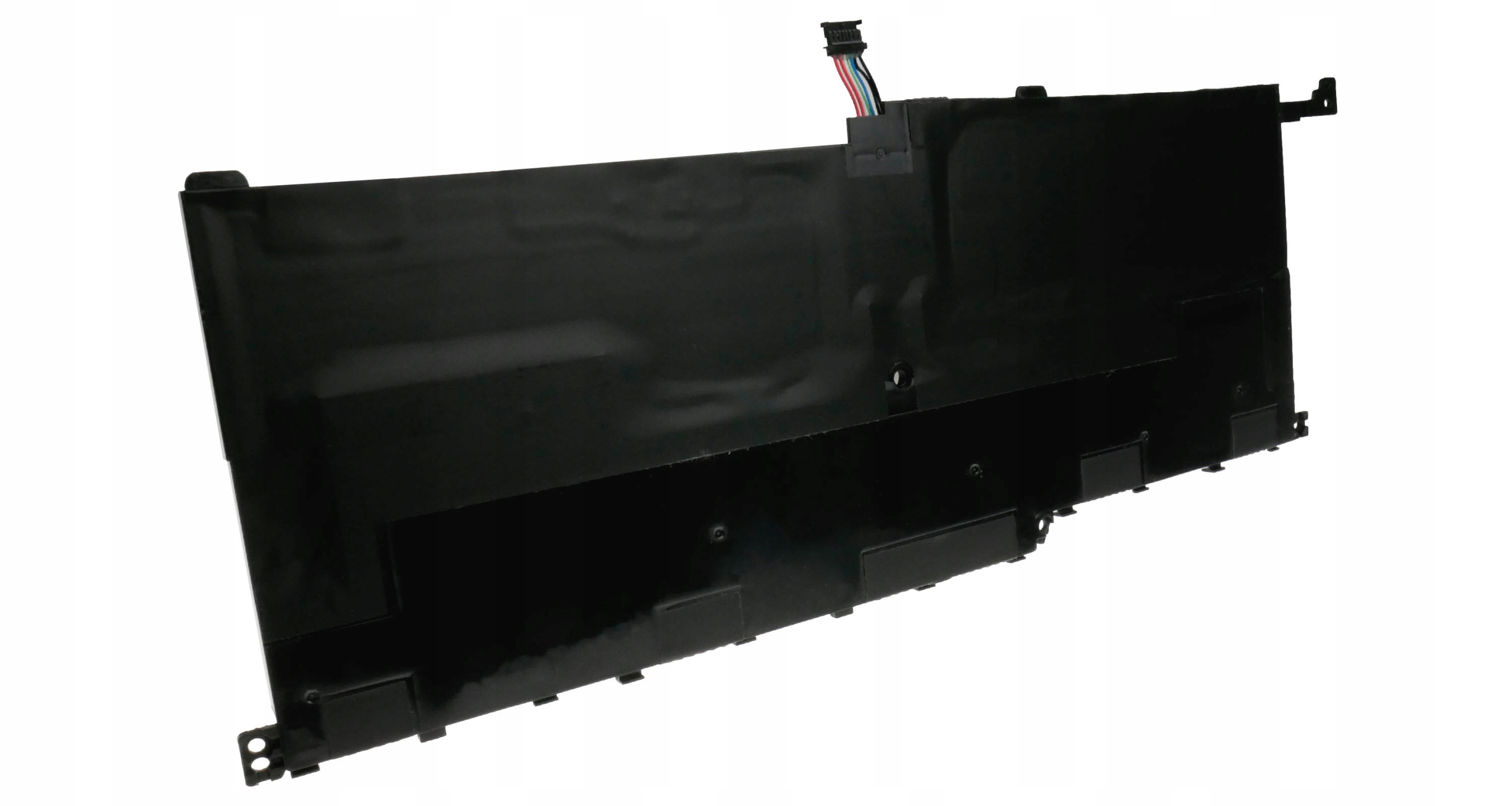 Czarna bateria laptopa ze złączem kablowym, wyizolowana na białym tle.