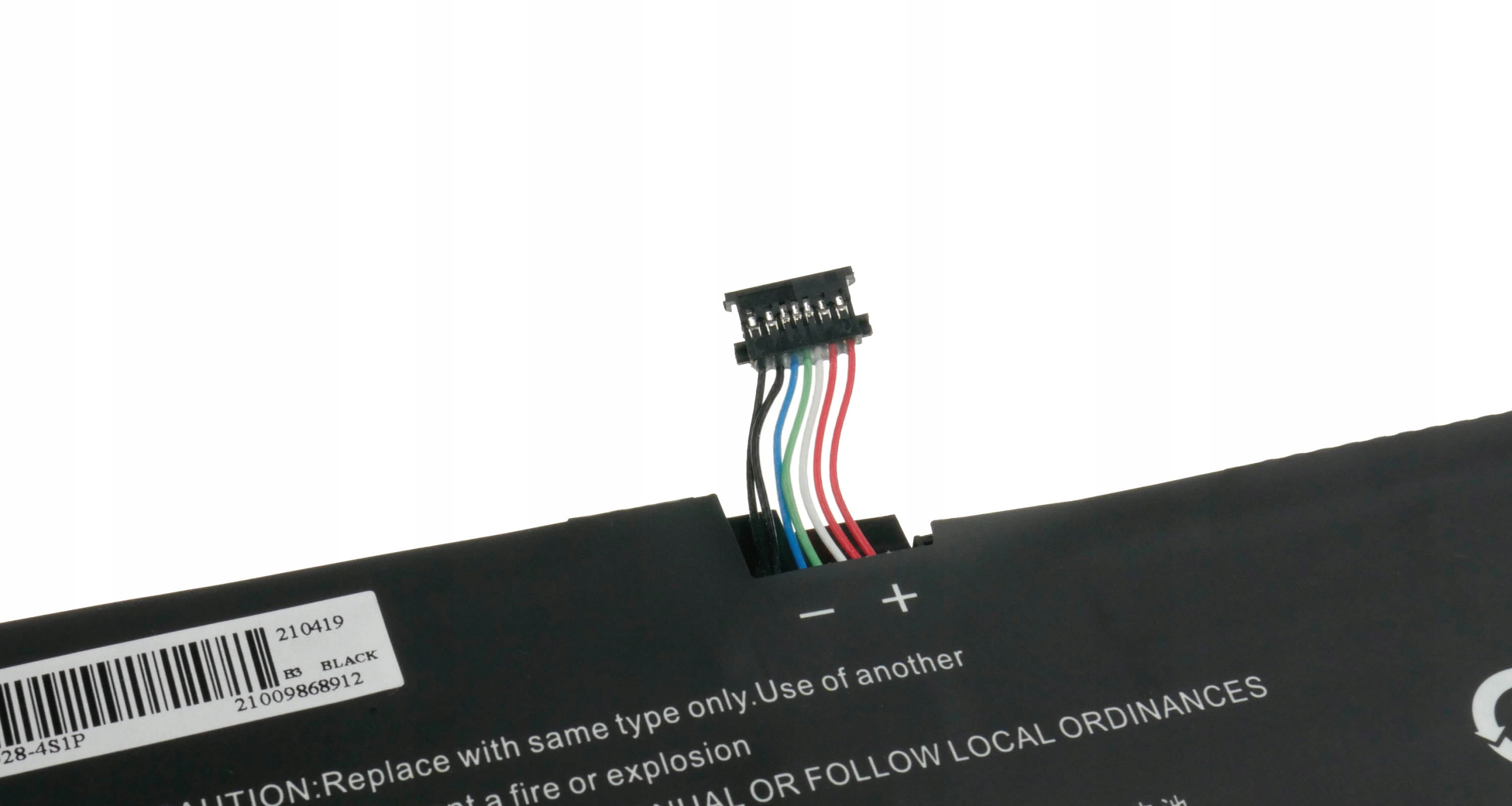 Czarna bateria z przewodami i etykietami ostrzegawczymi. Widok z bliska.