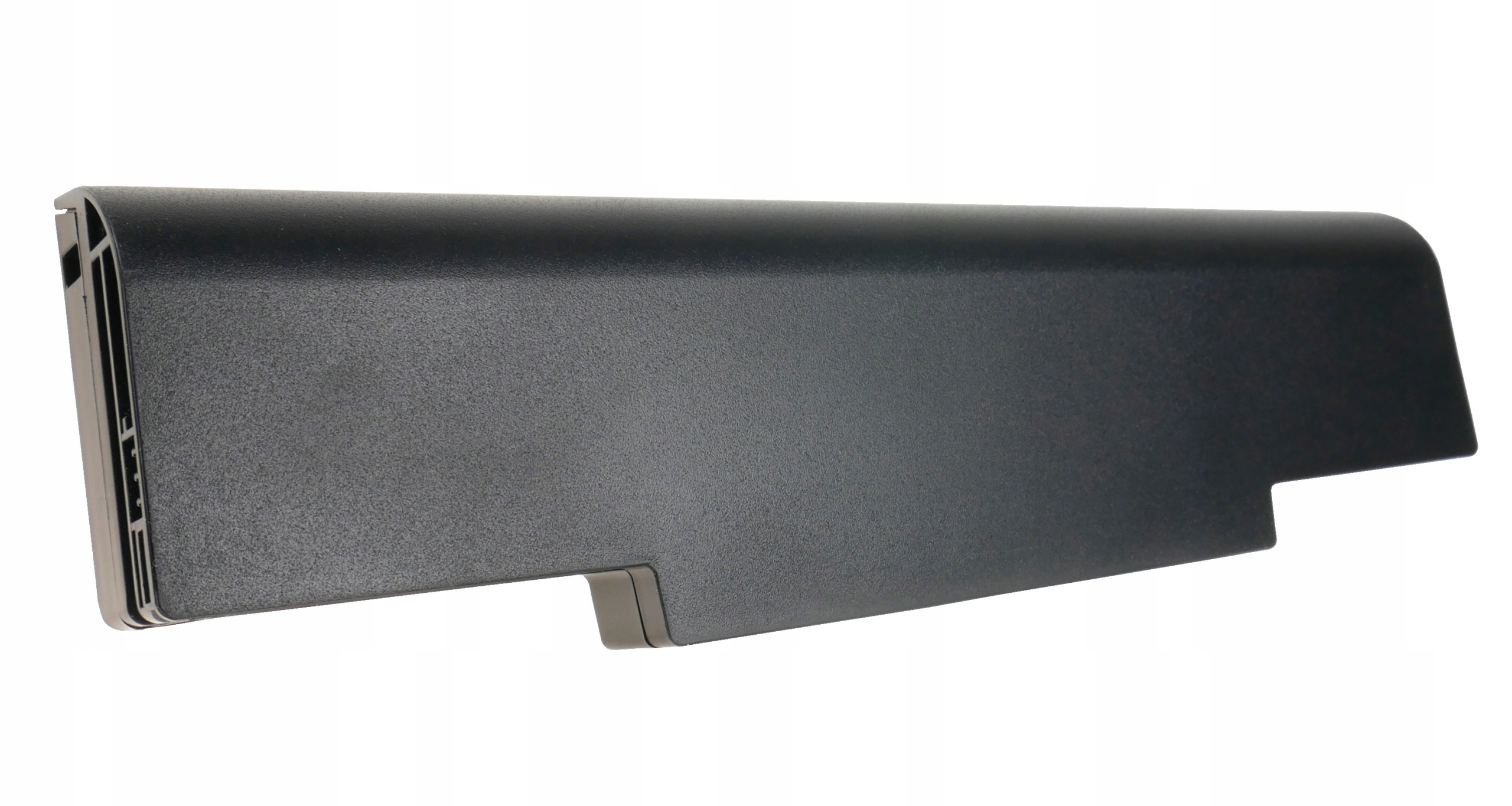 Czarny, prostokątny przedmiot z lekko zakrzywioną górną powierzchnią na białym tle.