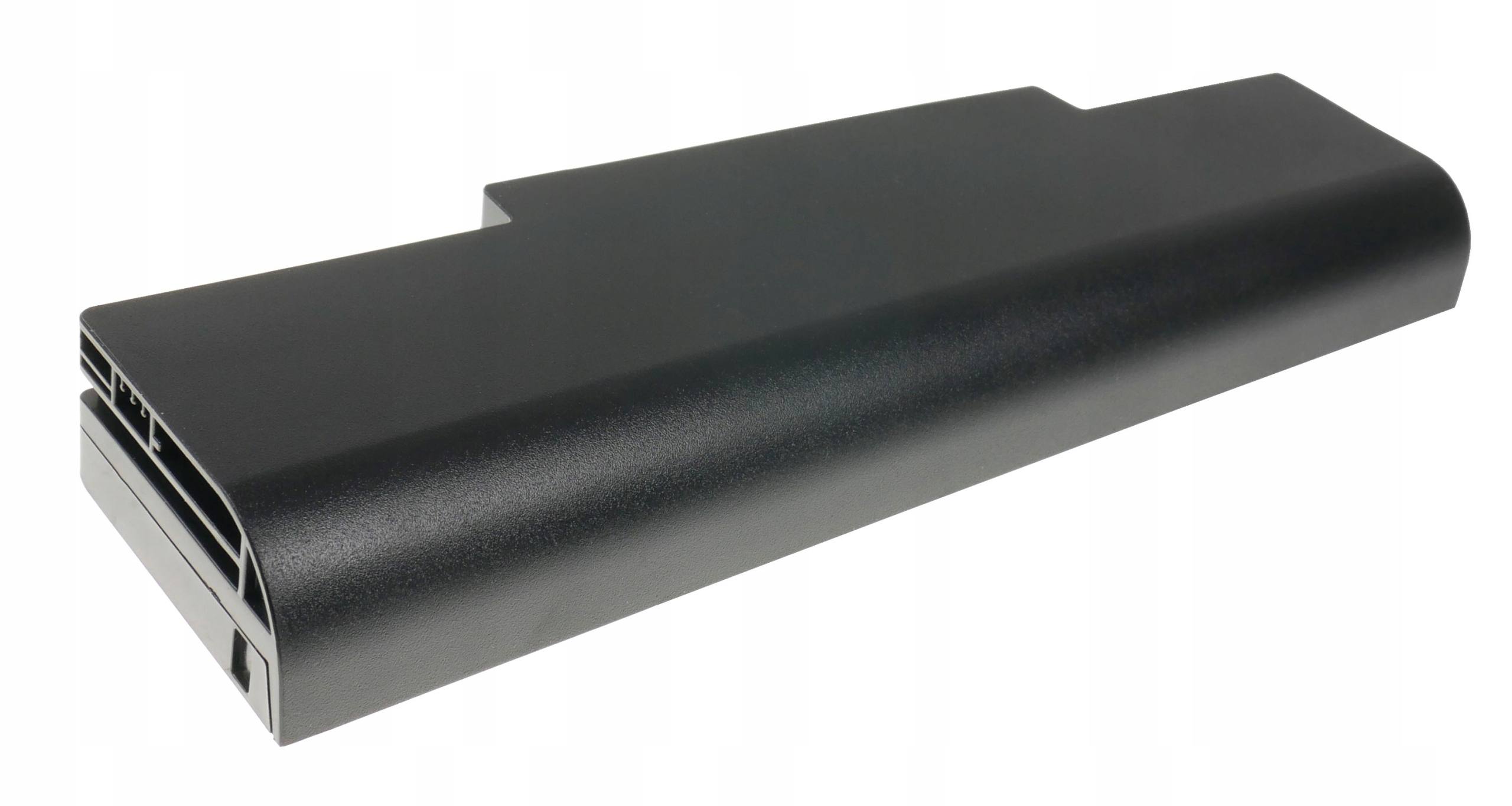 Czarna bateria do laptopa z otworami wentylacyjnymi na jednym końcu na białym tle.