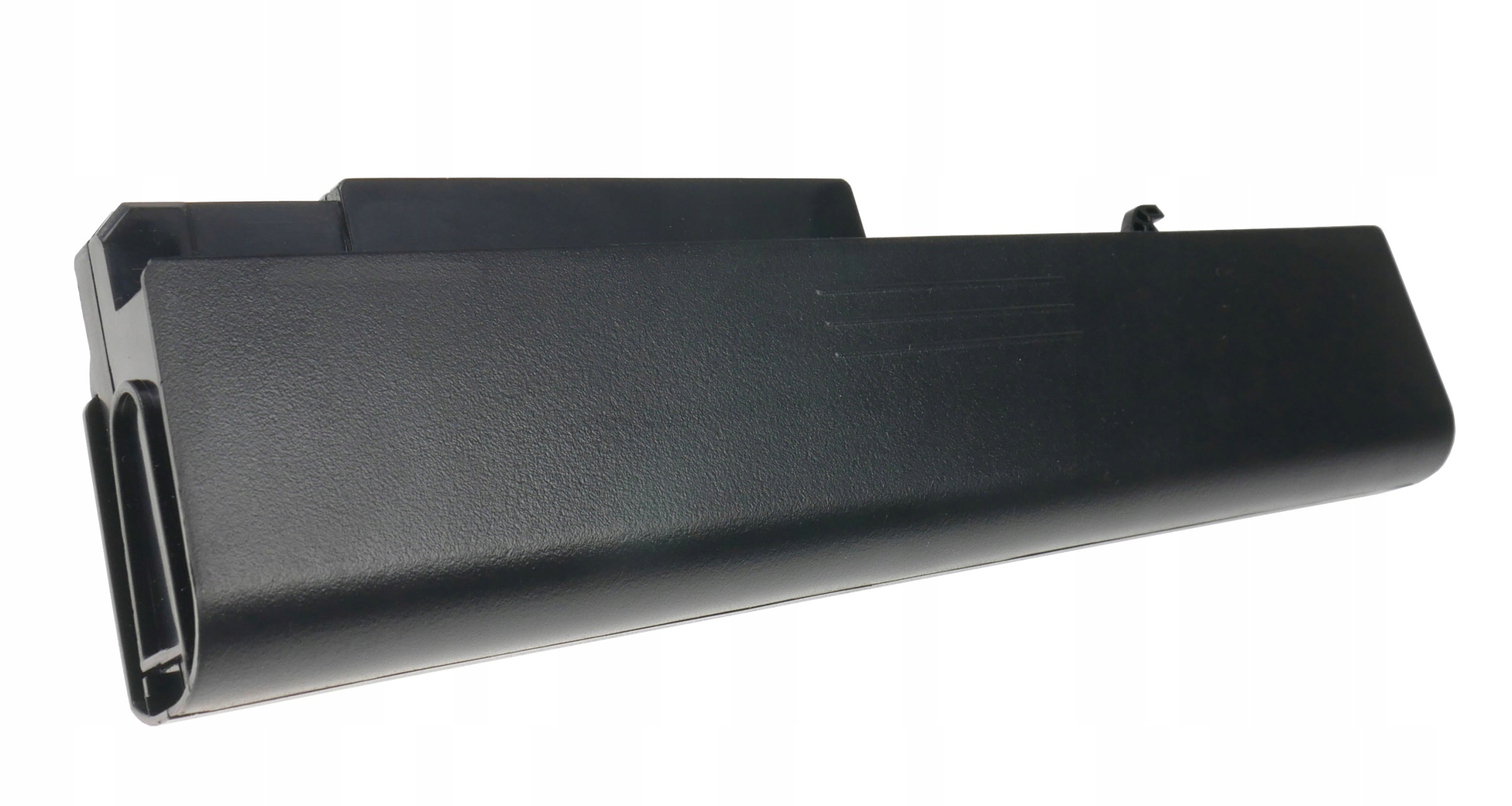 Czarna plastikowa pokrywa z lekko teksturowaną powierzchnią i trzema poziomymi liniami.