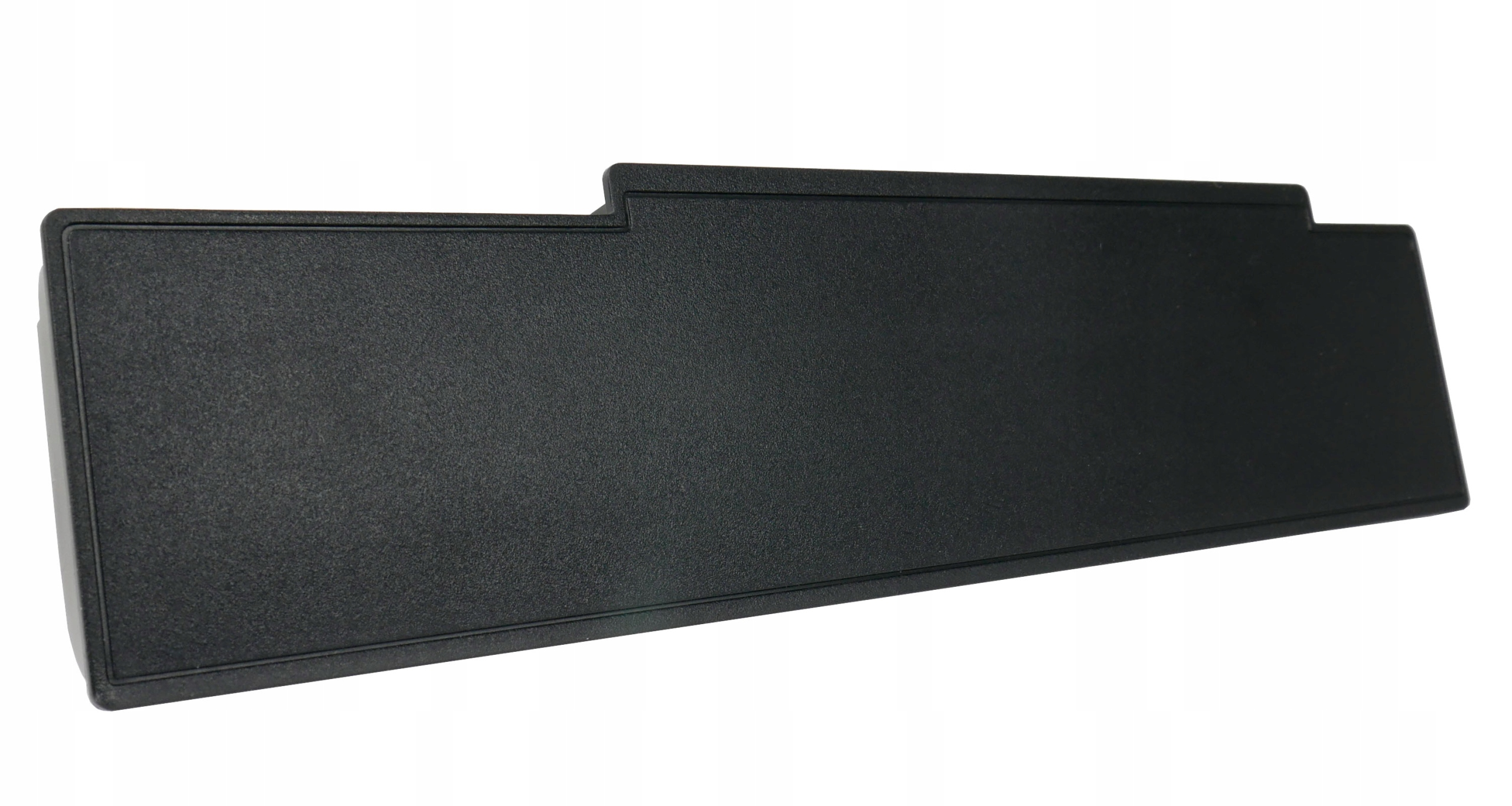 Czarna, prostokątna obudowa ze stopniowanym blatem na białym tle.