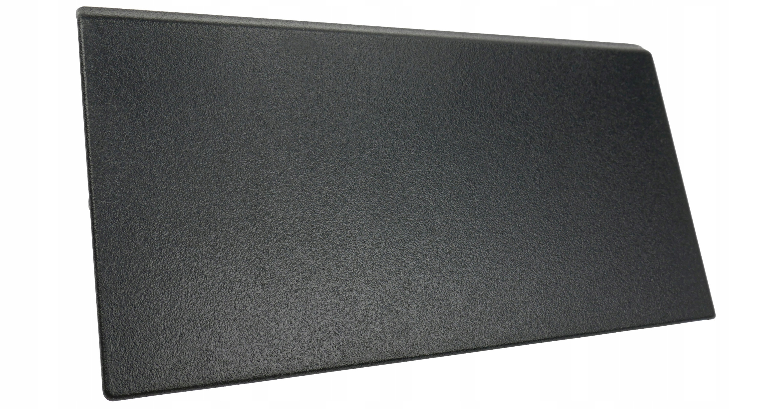 Czarny, prostokątny przedmiot o teksturowanej powierzchni.