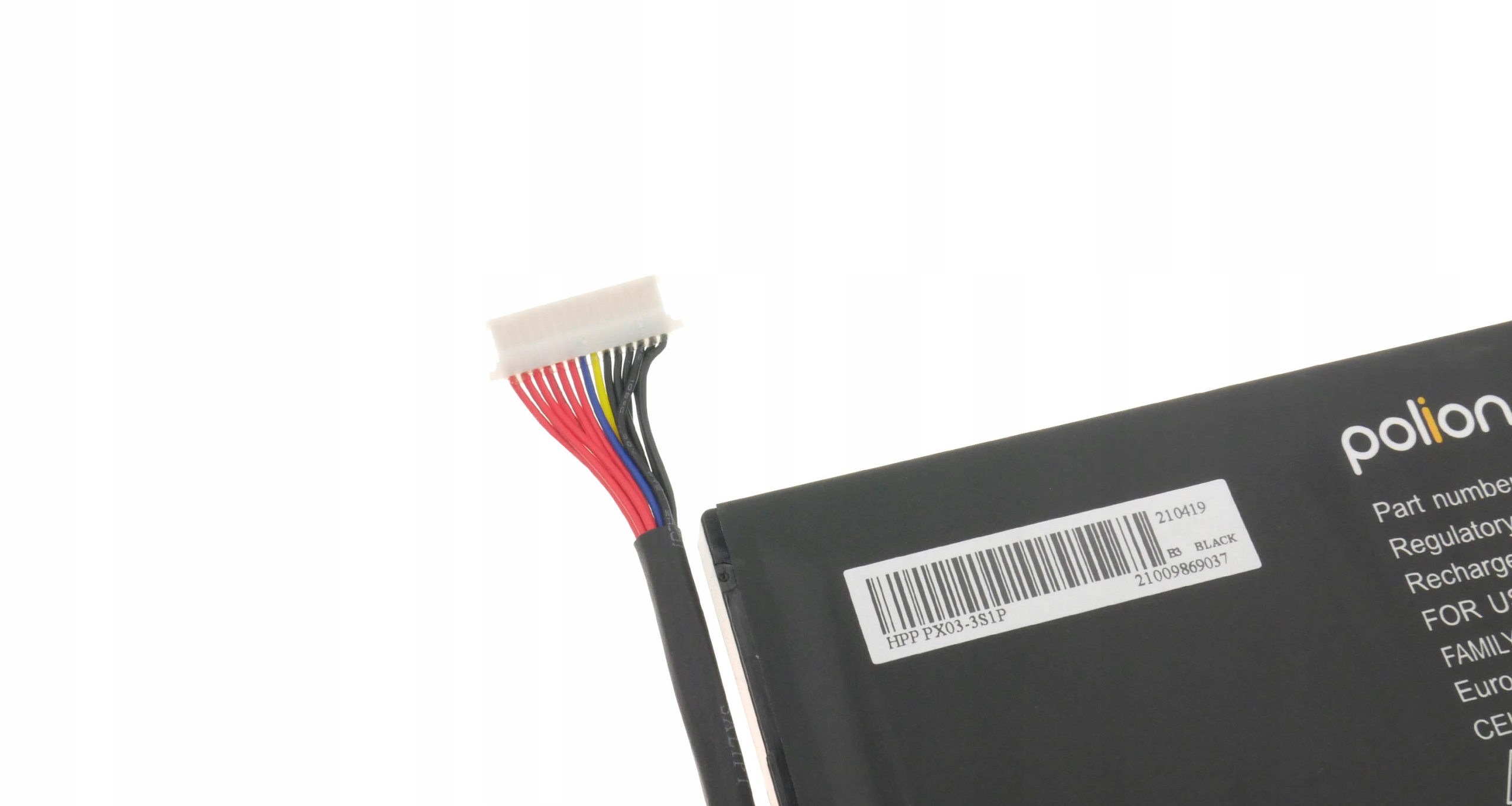 Czarny akumulator z kablami i etykietami zawierającymi informacje o produkcie.