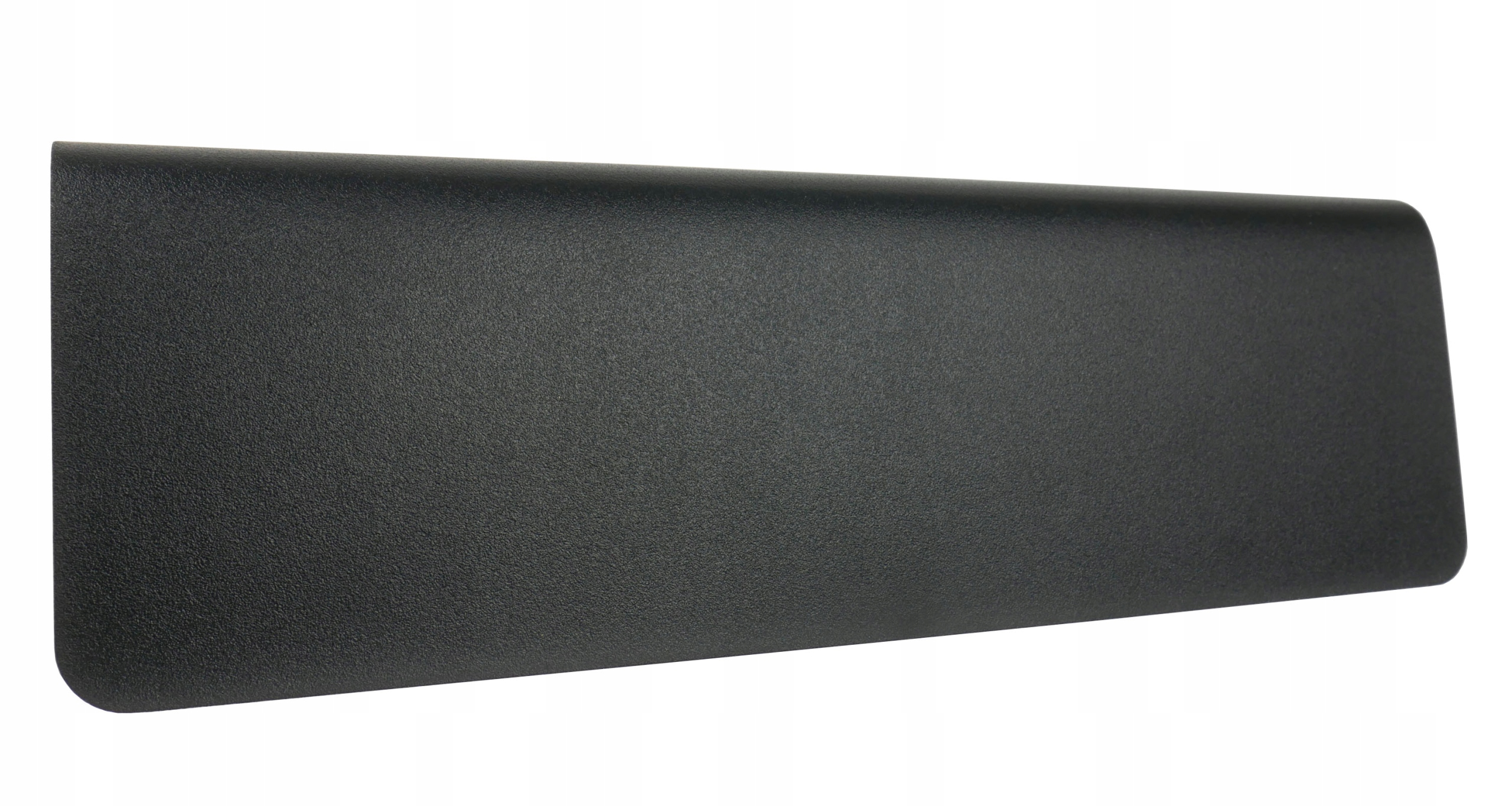 Czarna, teksturowana część z tworzywa sztucznego z zaokrąglonymi rogami na białym tle.