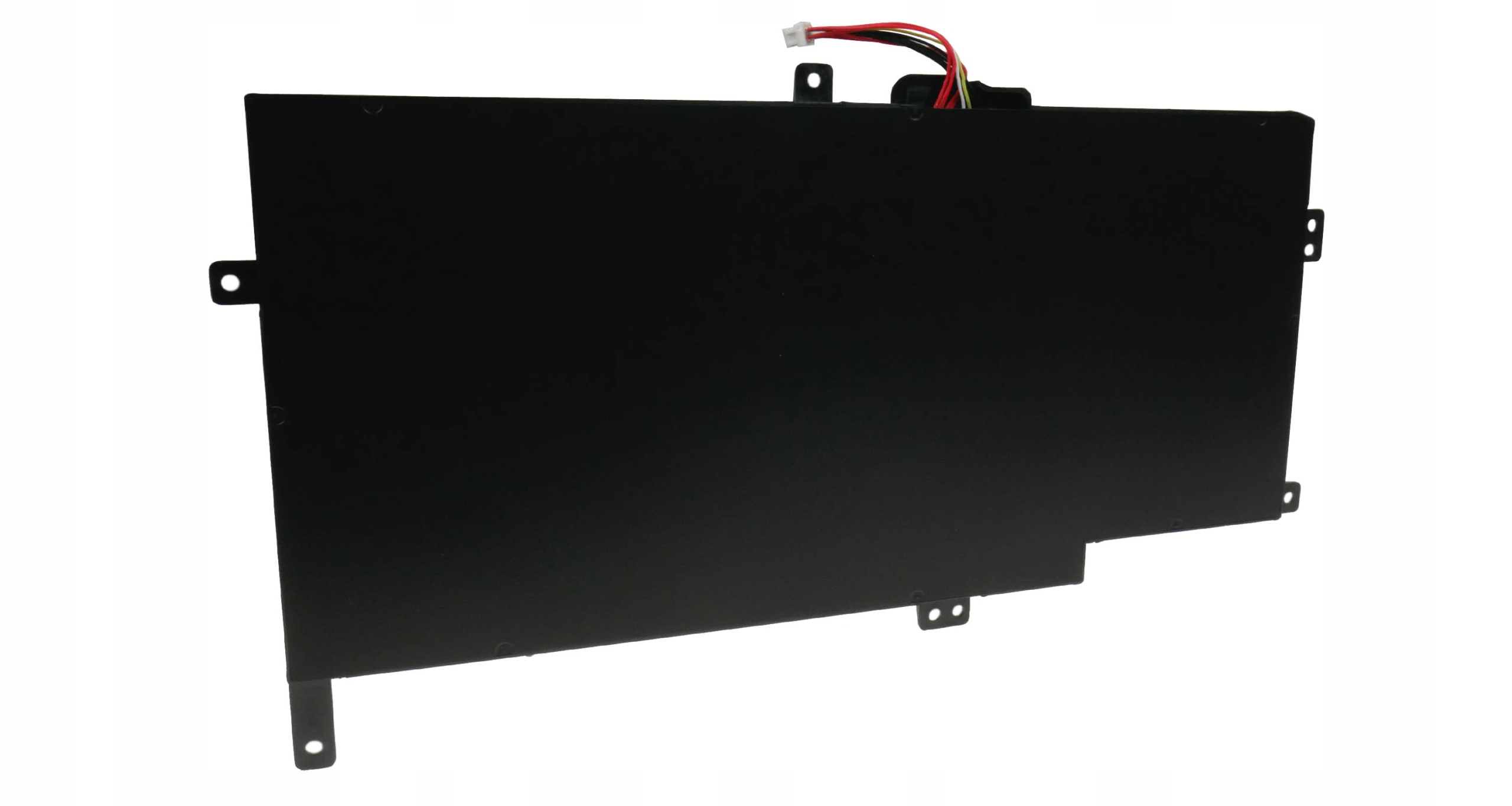 Czarny akumulator z przewodami i otworami montażowymi, na białym tle.