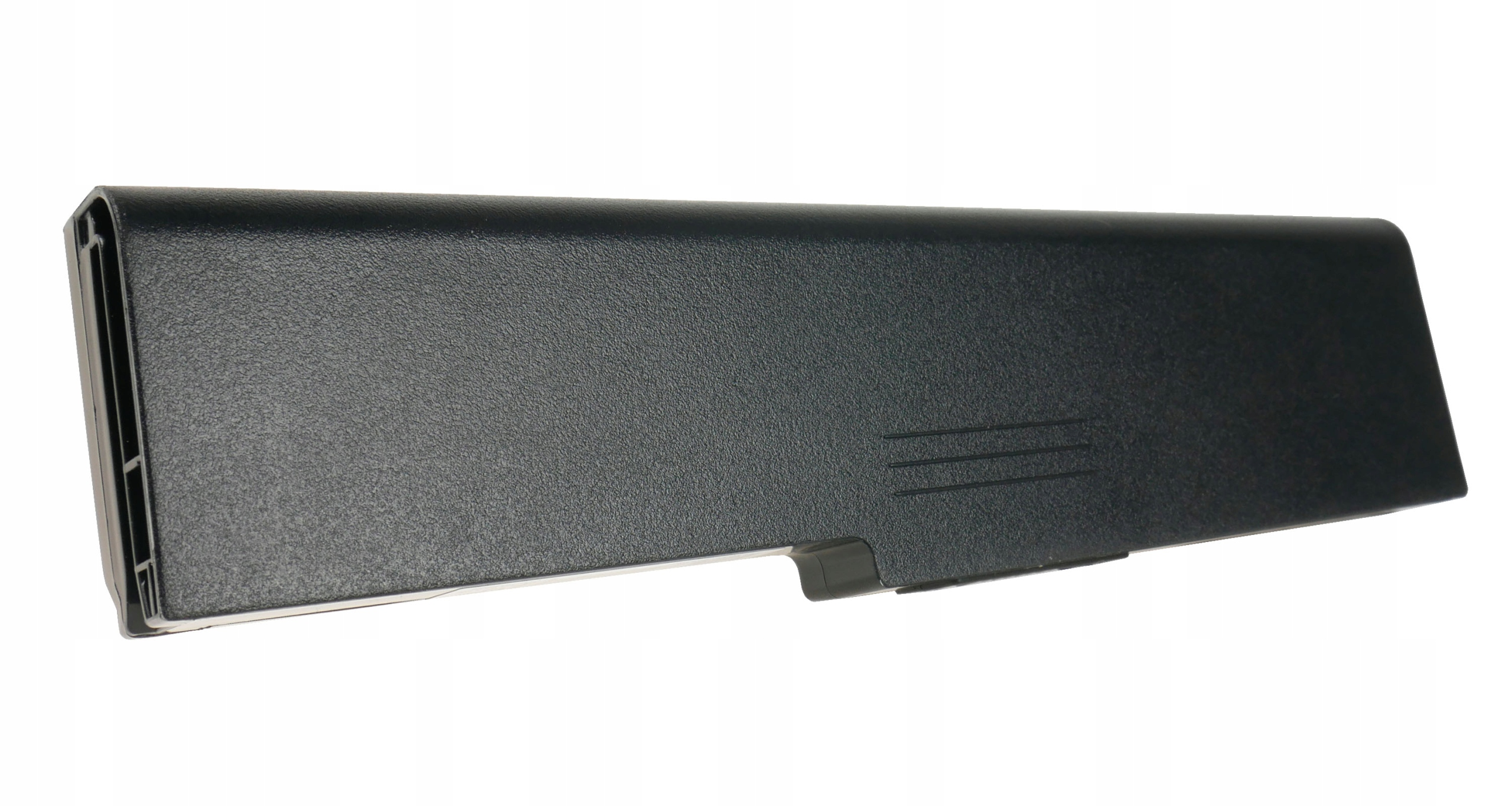 Czarna bateria z teksturowaną powierzchnią, na białym tle.