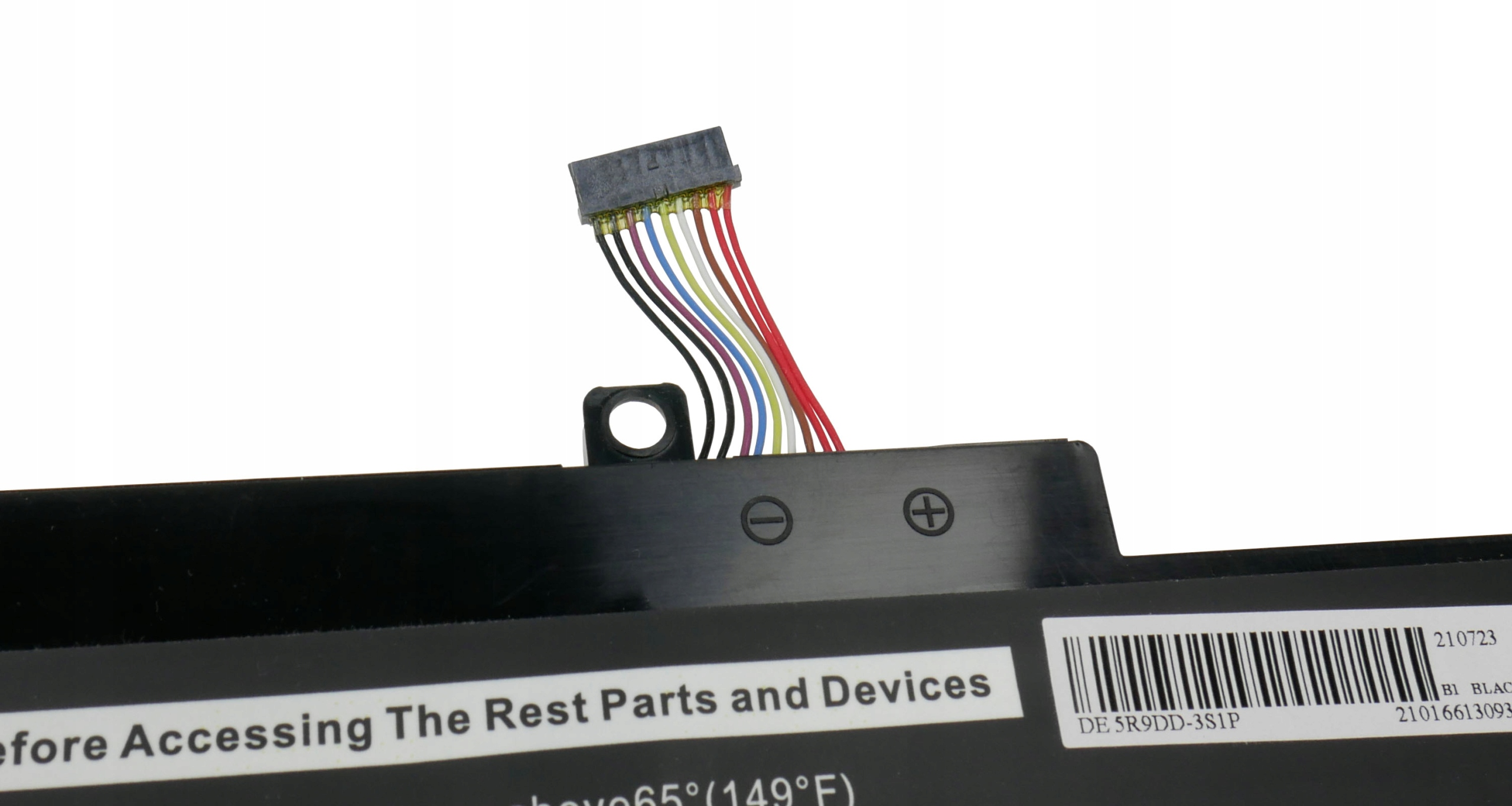 Czarny akumulator z kolorową wiązką przewodów.