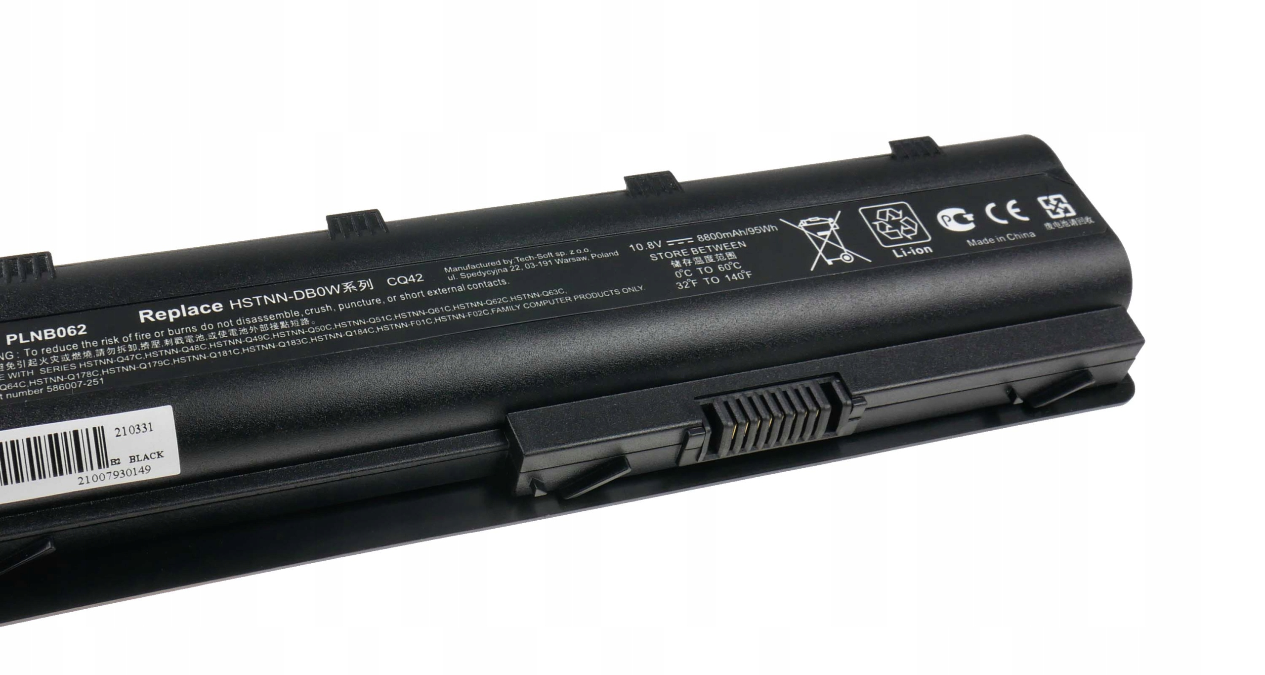 Czarny akumulator do laptopa z etykietami i symbolami ostrzegawczymi.