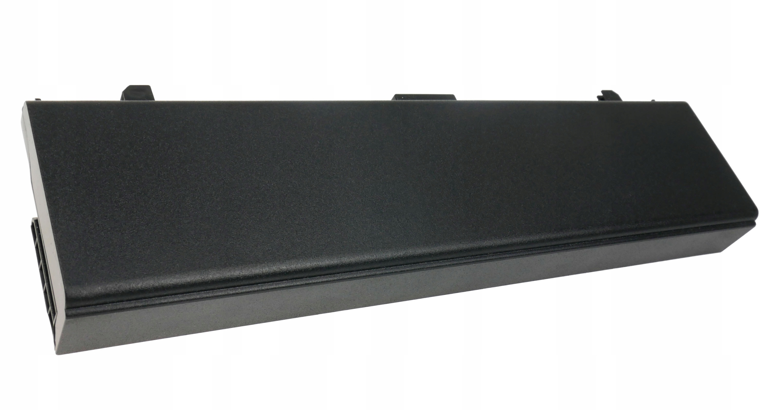 Czarna bateria do laptopa z zatrzaskami po jednej stronie, na białym tle.