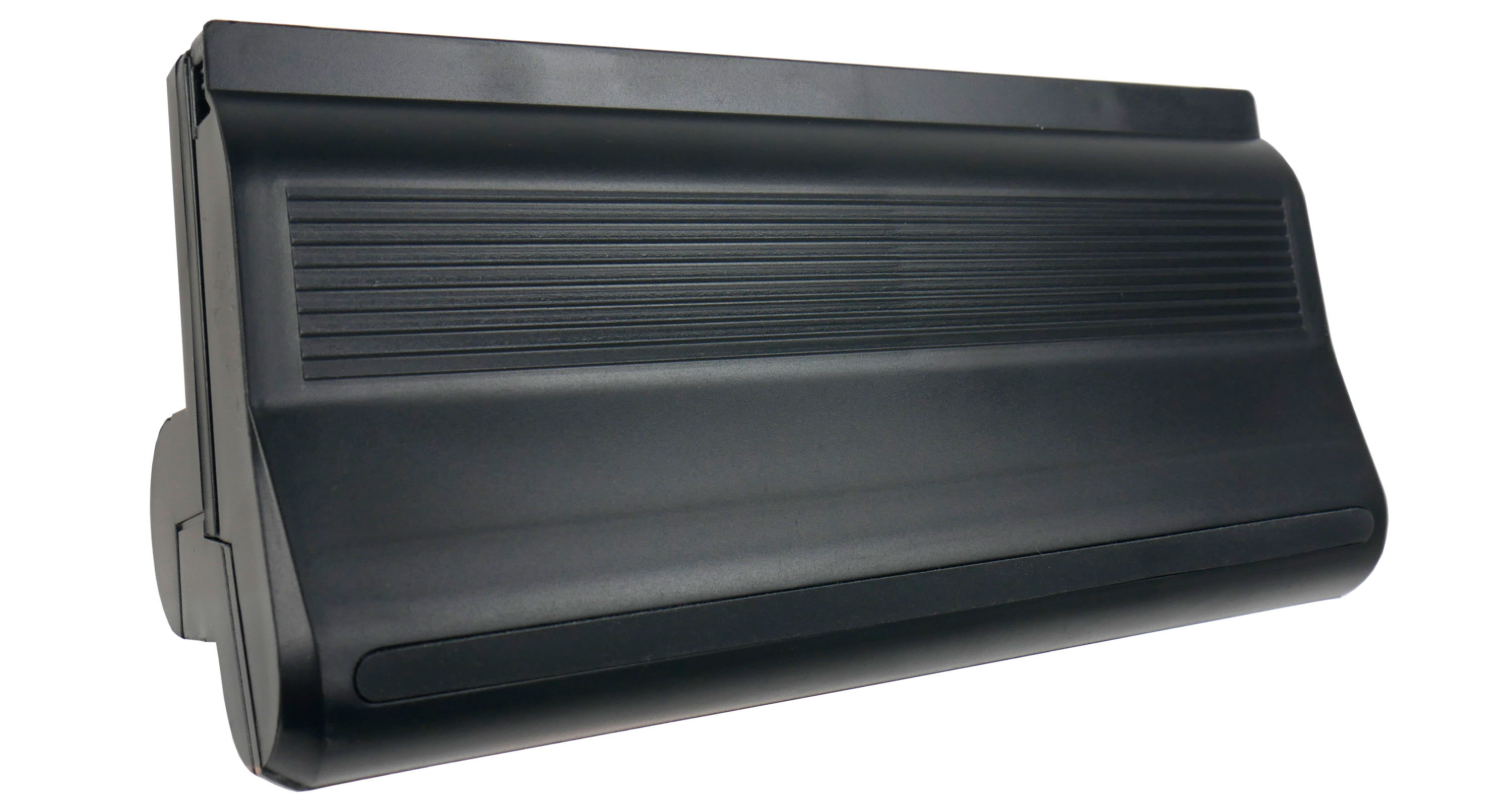 Czarny, prostokątny przedmiot z prążkowaną powierzchnią na białym tle.