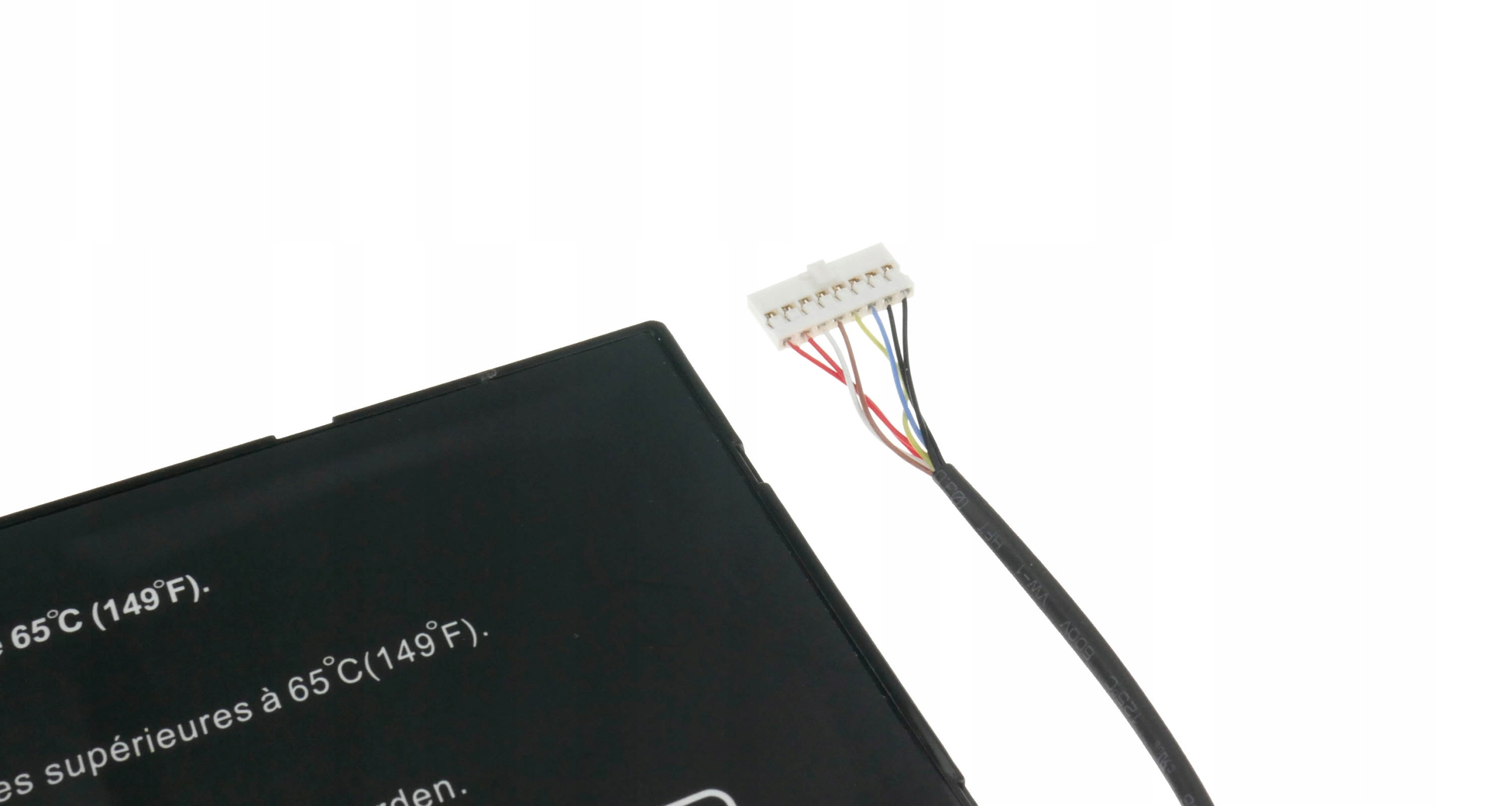 Czarna bateria z złączem kablowym i kolorowymi przewodami na białym tle.