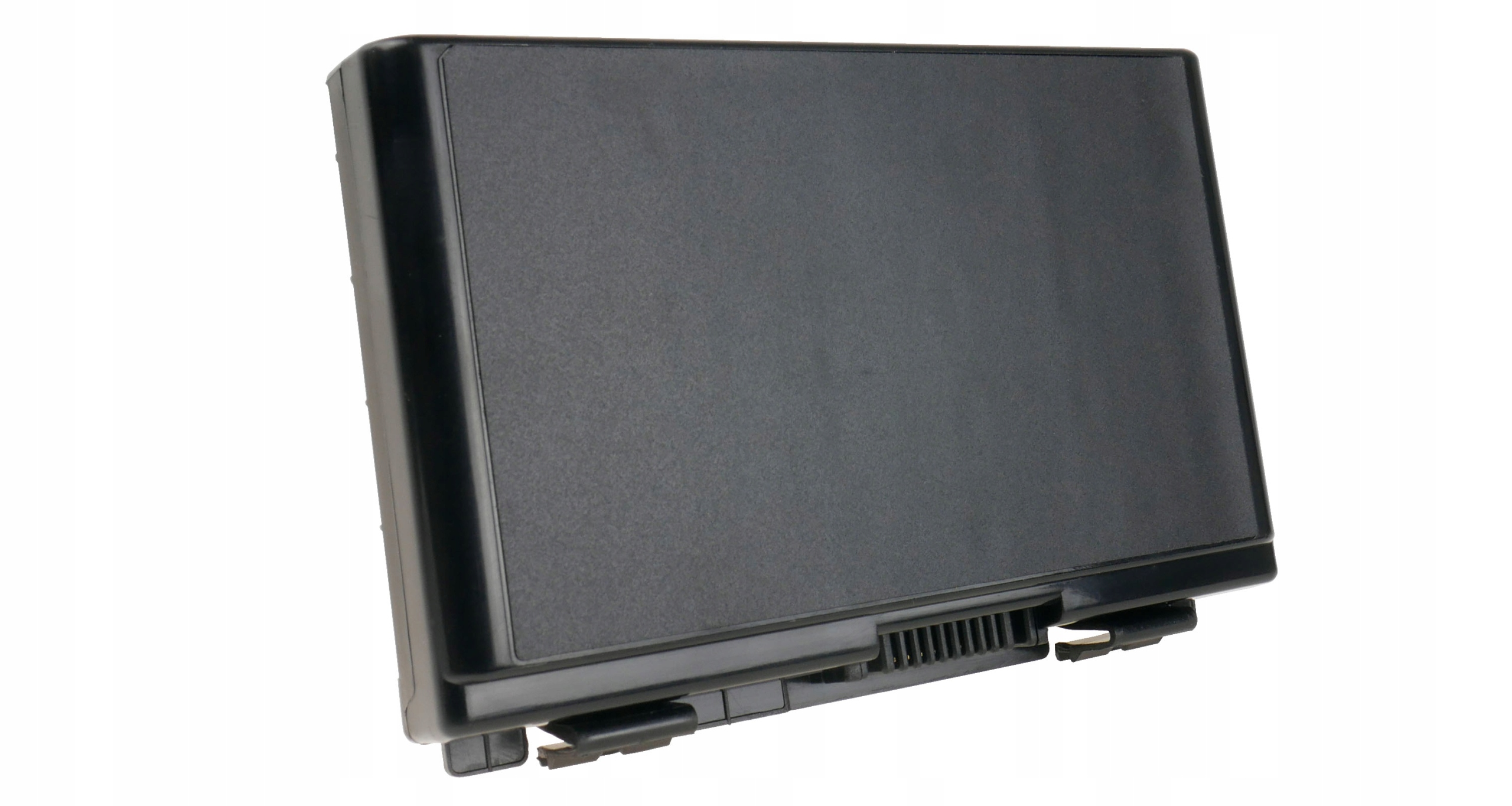 Czarna bateria do laptopa z otworami wentylacyjnymi i mechanizmem blokującym.