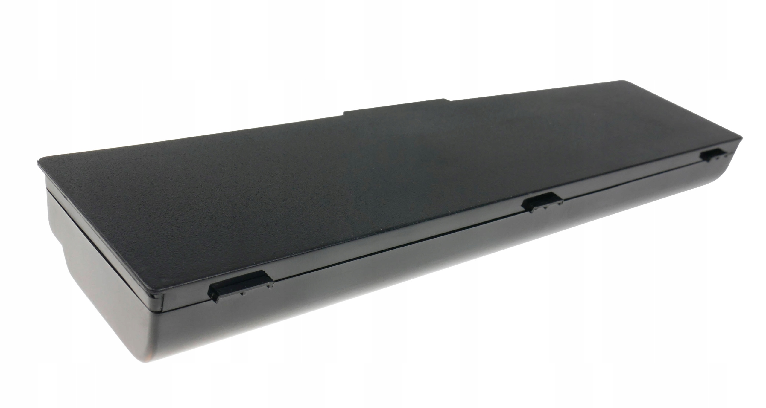 Czarna bateria z teksturowaną powierzchnią na białym tle.