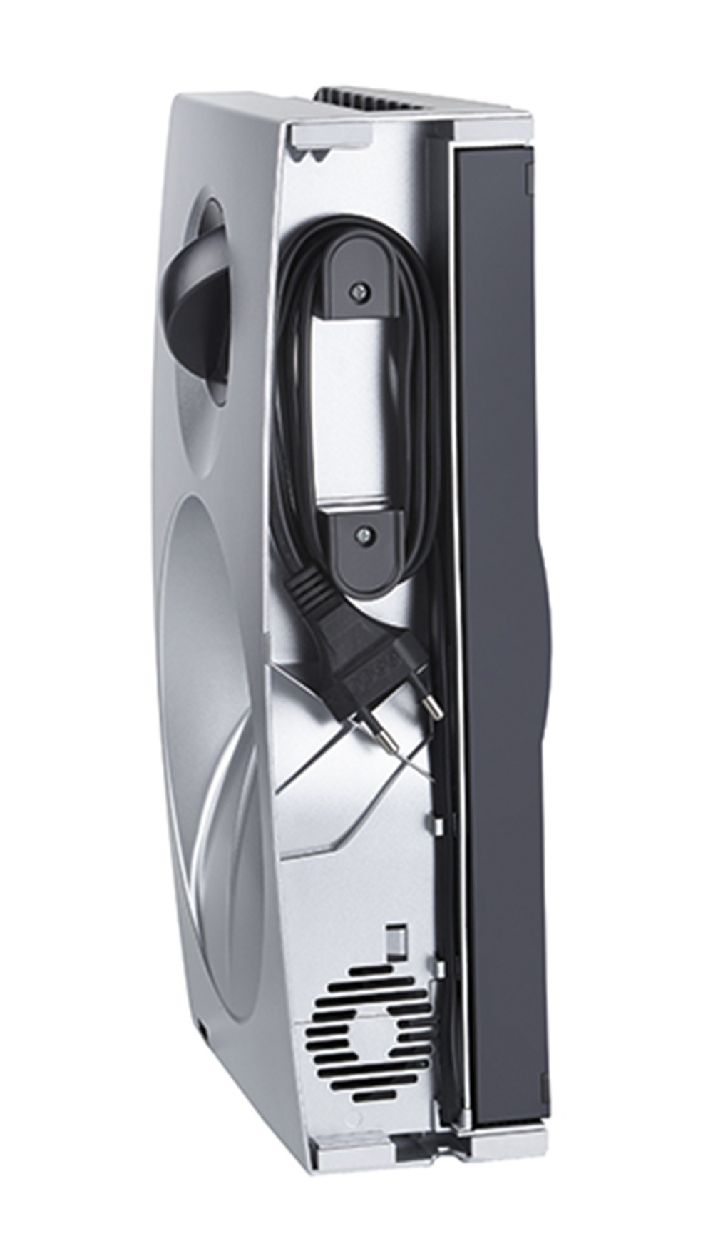 Silbernes Gerät mit schwarzem Kabel und Stecker, Lüftungsschlitzen.