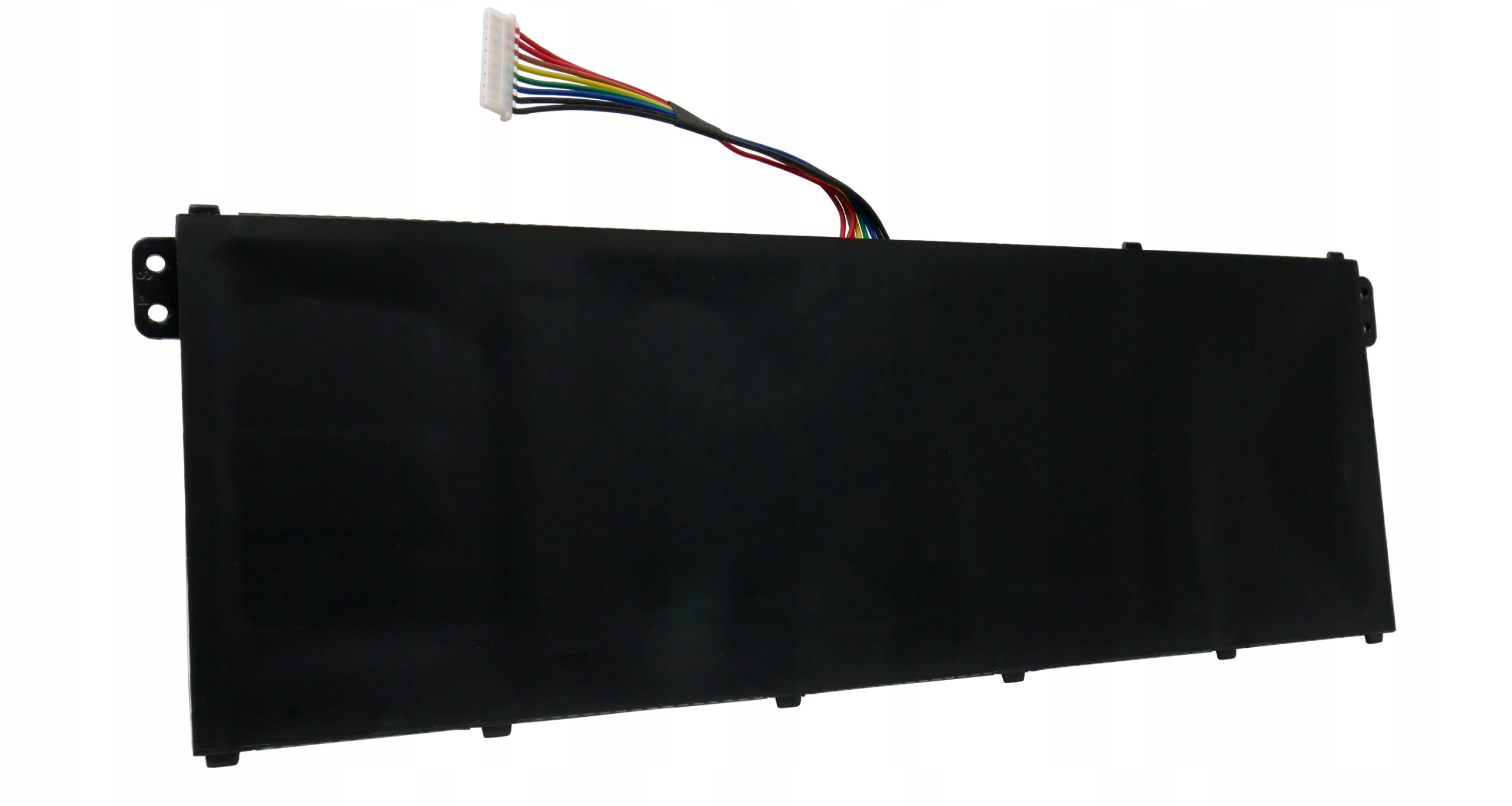 Czarna bateria z kolorowymi przewodami i białym złączem na białym tle.