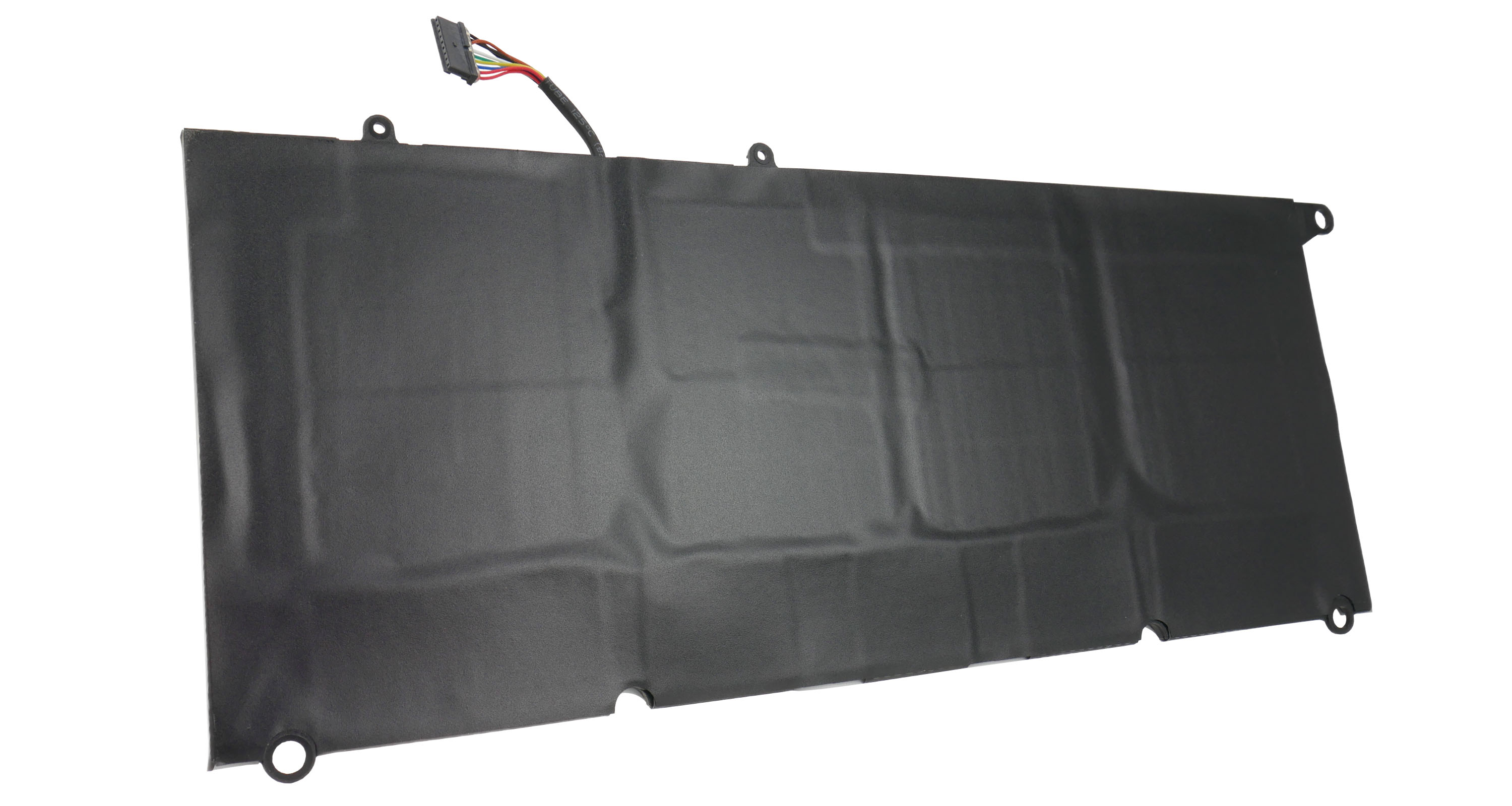 Czarna bateria do laptopa z kablem i złączem na białym tle.