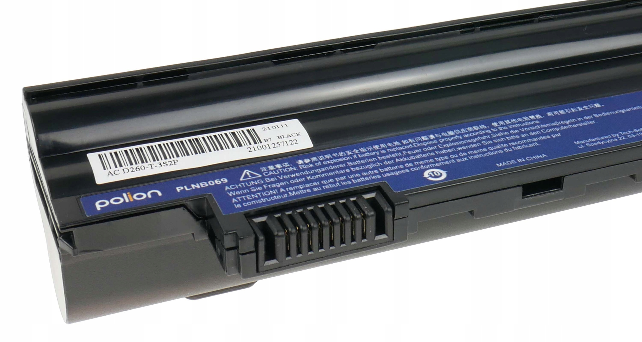 Czarna bateria z etykietami, numerem modelu i tekstem ostrzegawczym. Po lewej znajduje się