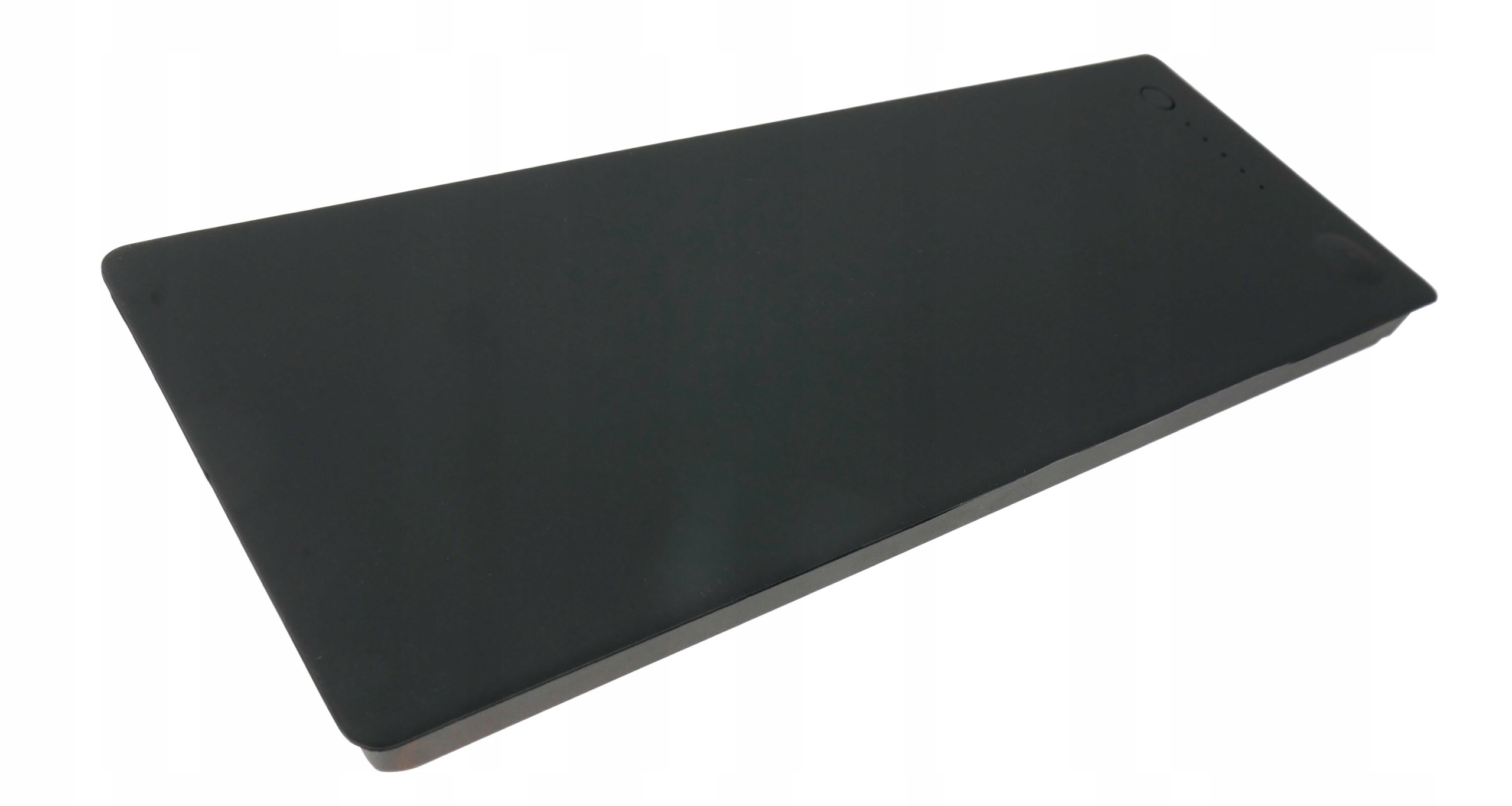 Czarny, prostokątny powerbank na białym tle.