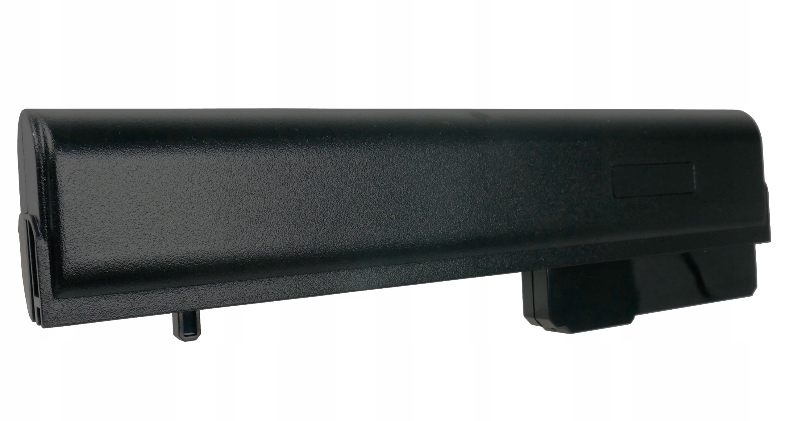 Czarna bateria do laptopa z prostokątnymi wycięciami i małym prostokątnym polem.