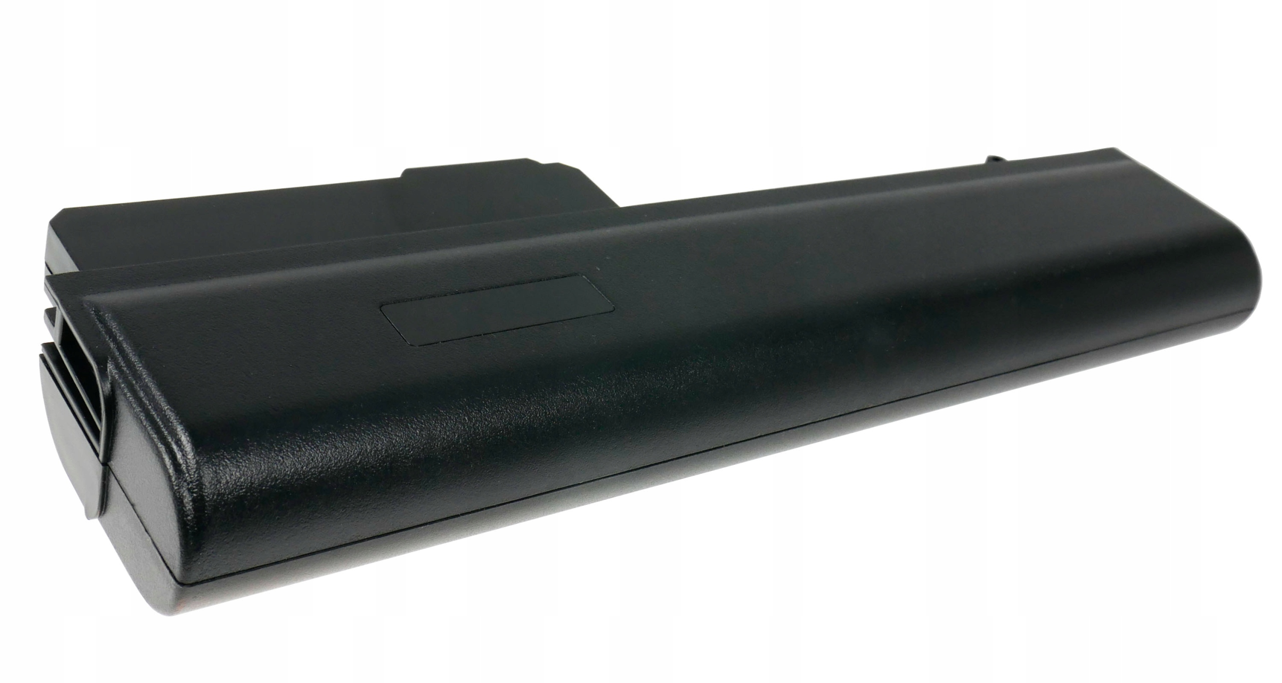 Czarna bateria do laptopa leży na białym tle.