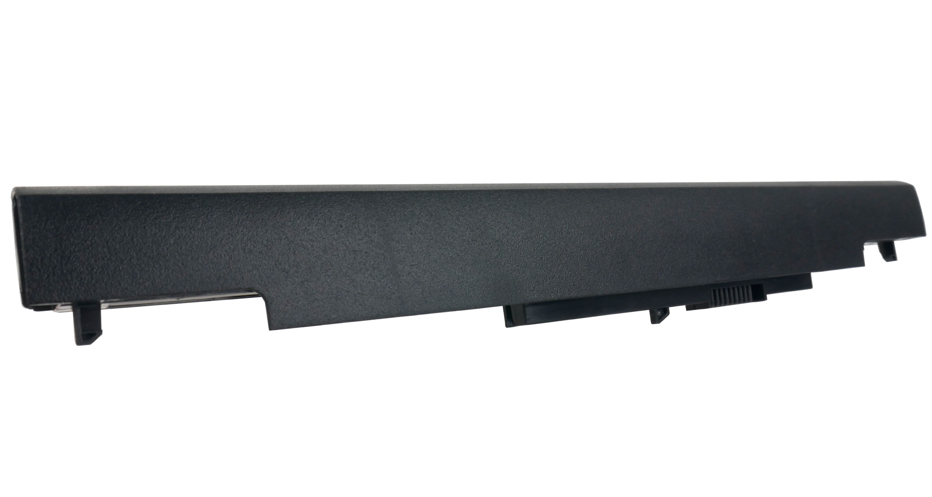 Czarna bateria do laptopa ze złączami na pierwszym planie na białym tle.