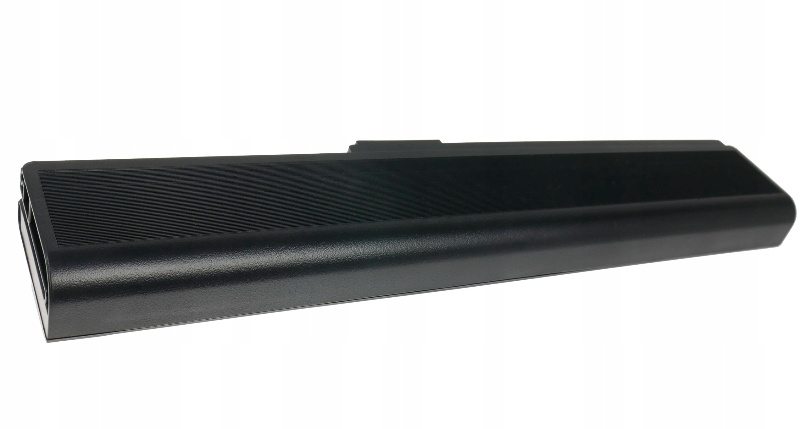 Czarna bateria do laptopa z prążkowaną powierzchnią, na białym tle.