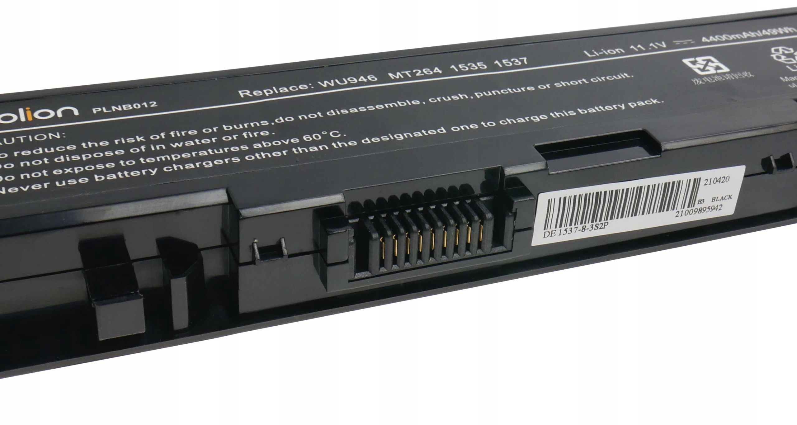 Czarna bateria do laptopa ze złączami i etykietami ostrzegawczymi. Model PLNB012.