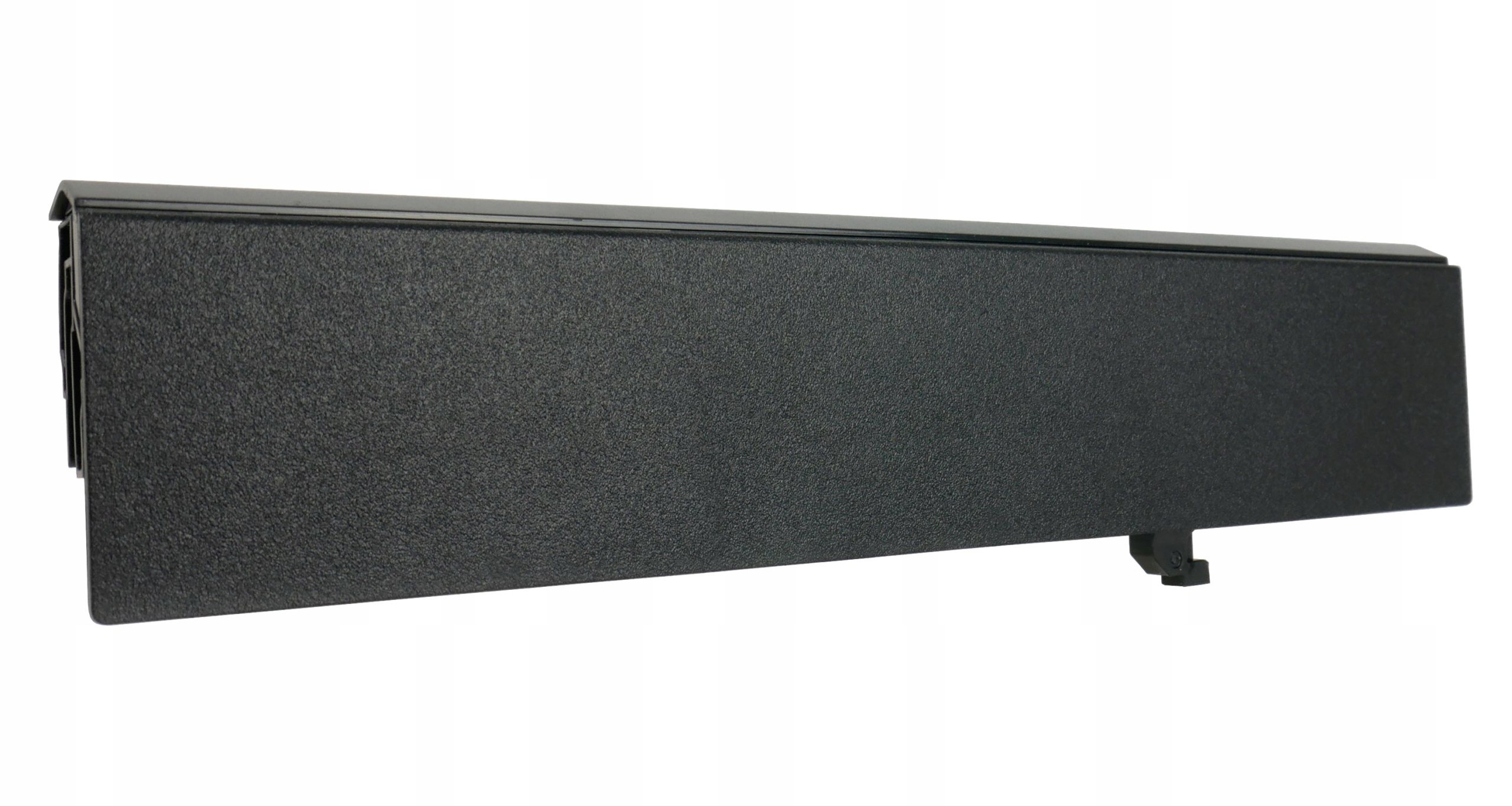 Czarny, prostokątny przedmiot o teksturowanej powierzchni, na białym tle.