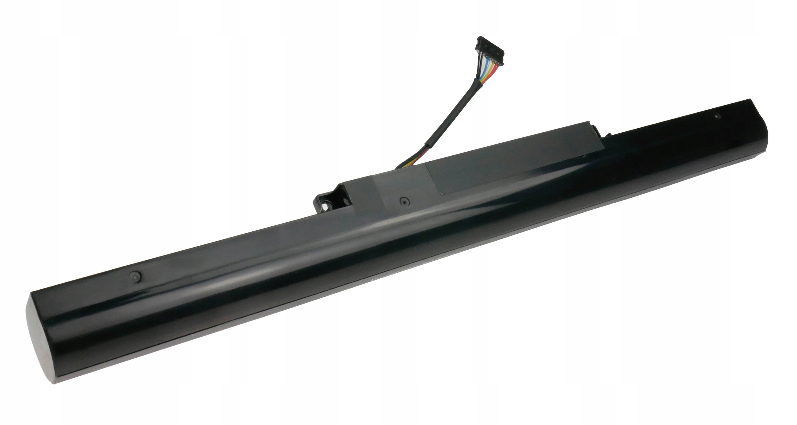 Czarna bateria do laptopa z kablem i złączem na białym tle.