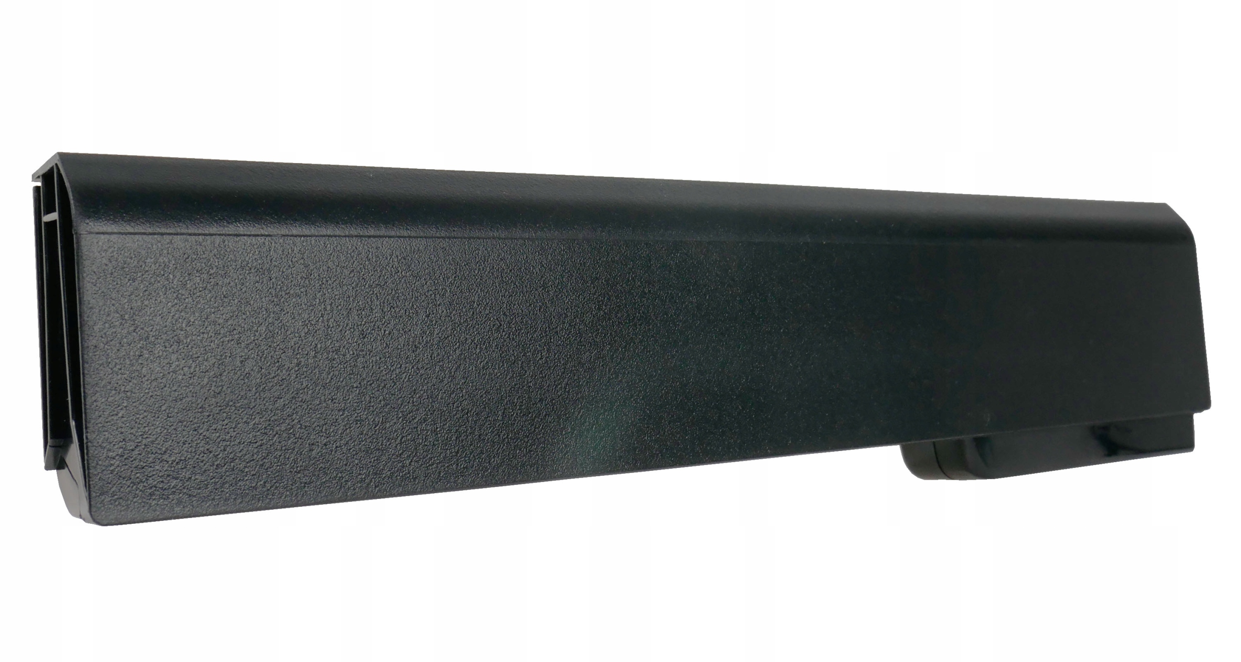 Czarny, prostokątny przedmiot z tworzywa sztucznego, teksturowana powierzchnia.