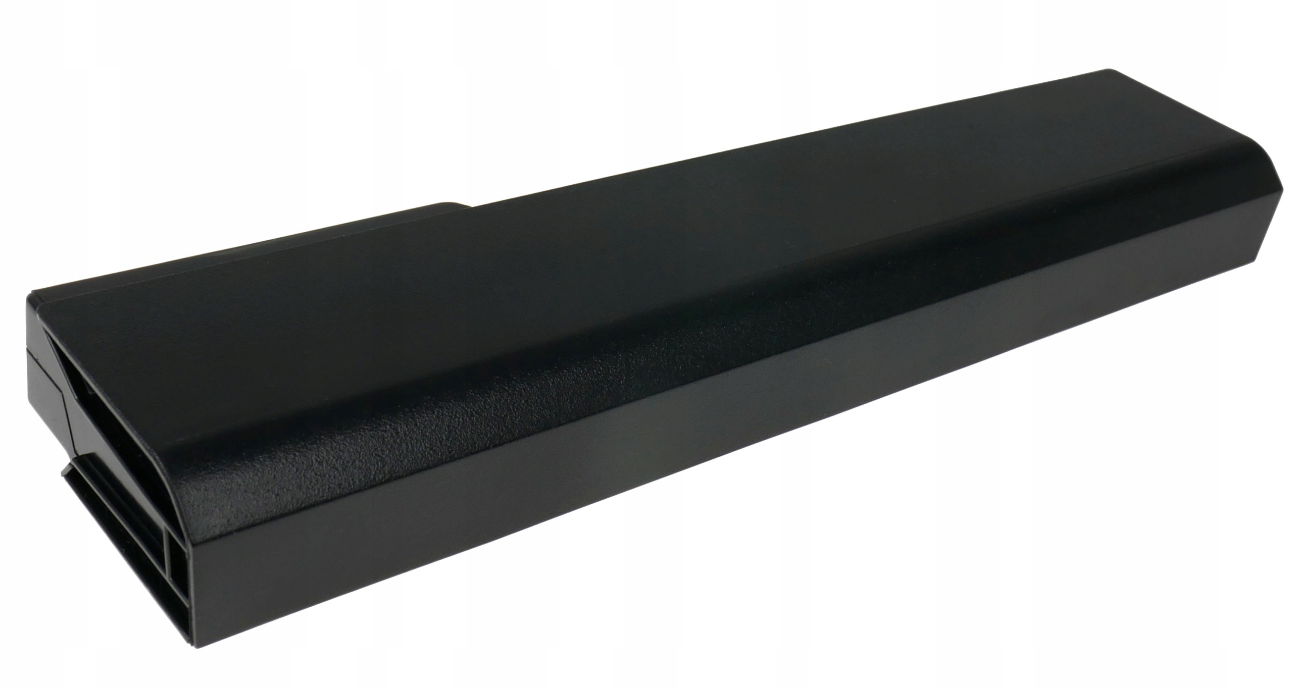 Czarna bateria z teksturowaną powierzchnią, na białym tle.