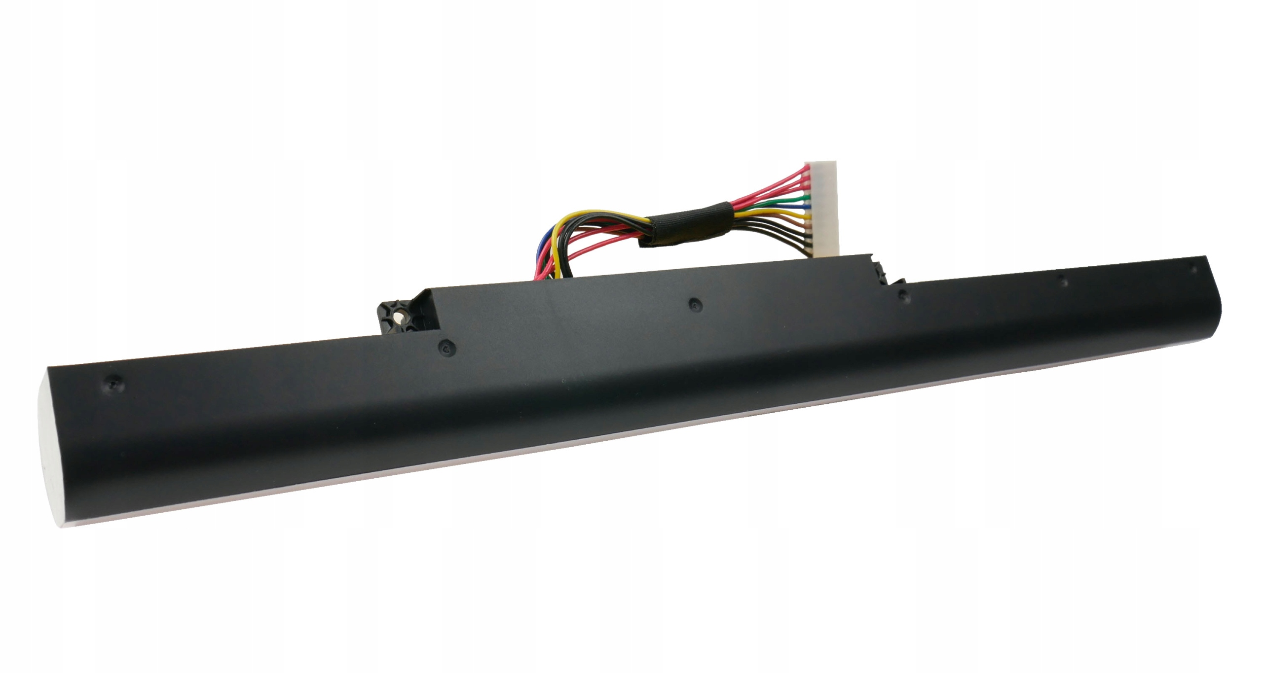 Czarna bateria laptopa z przewodami.