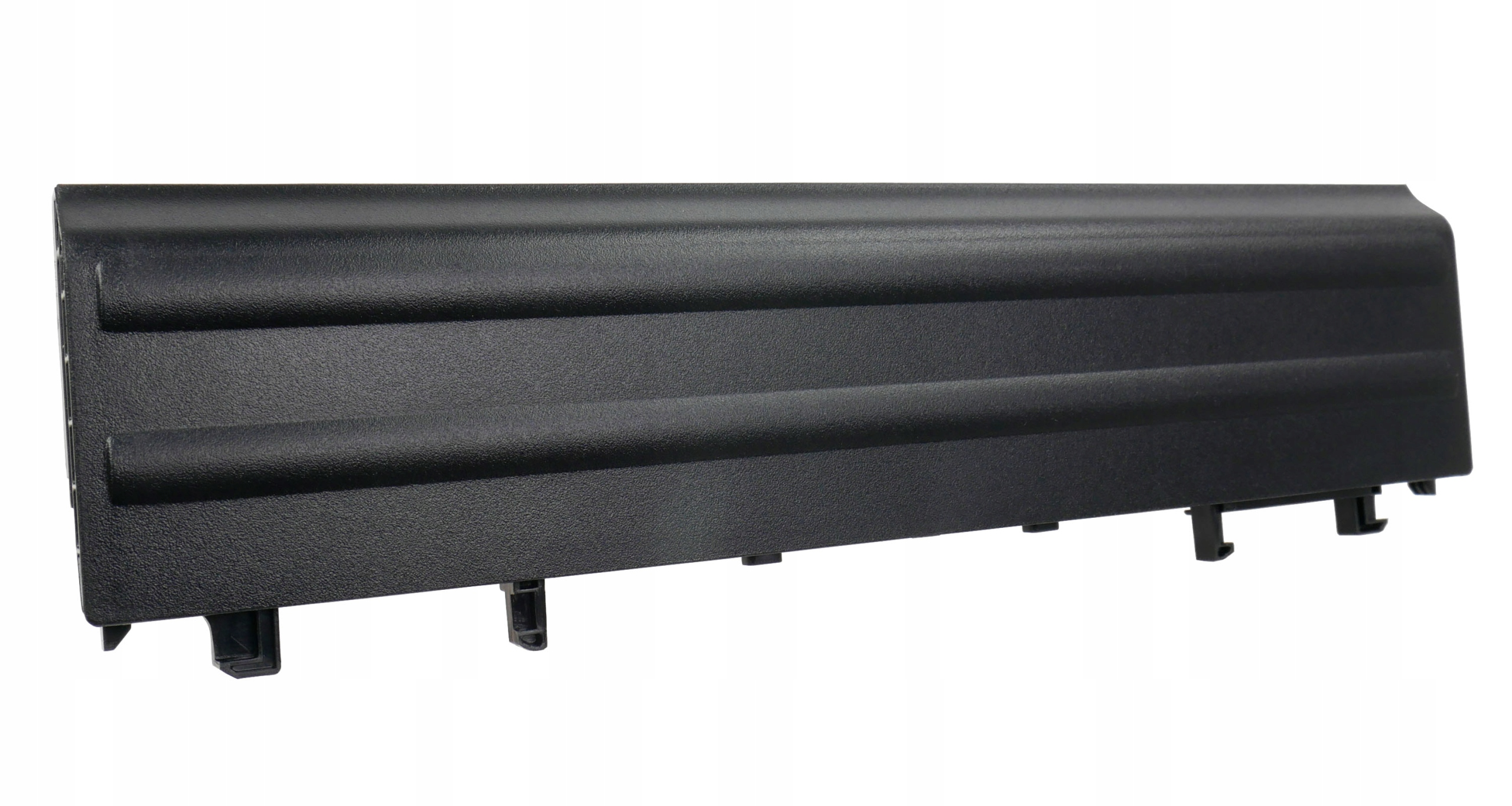 Czarna plastikowa część z poziomymi przetłoczeniami i klipsami montażowymi.