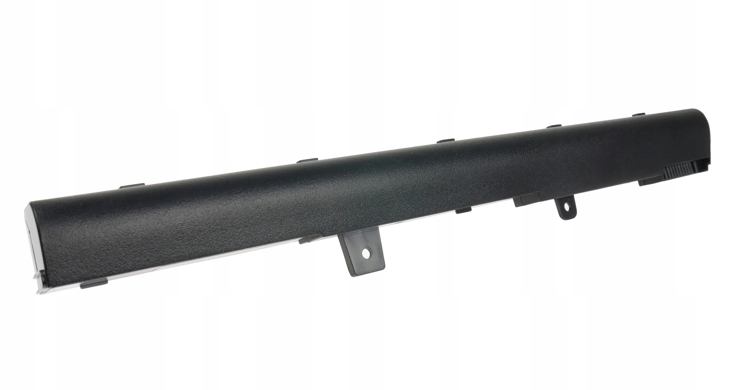 Czarny, teksturowany, wydłużony obiekt, prawdopodobnie bateria do laptopa, jest pokazany ukośnie na białym tle.