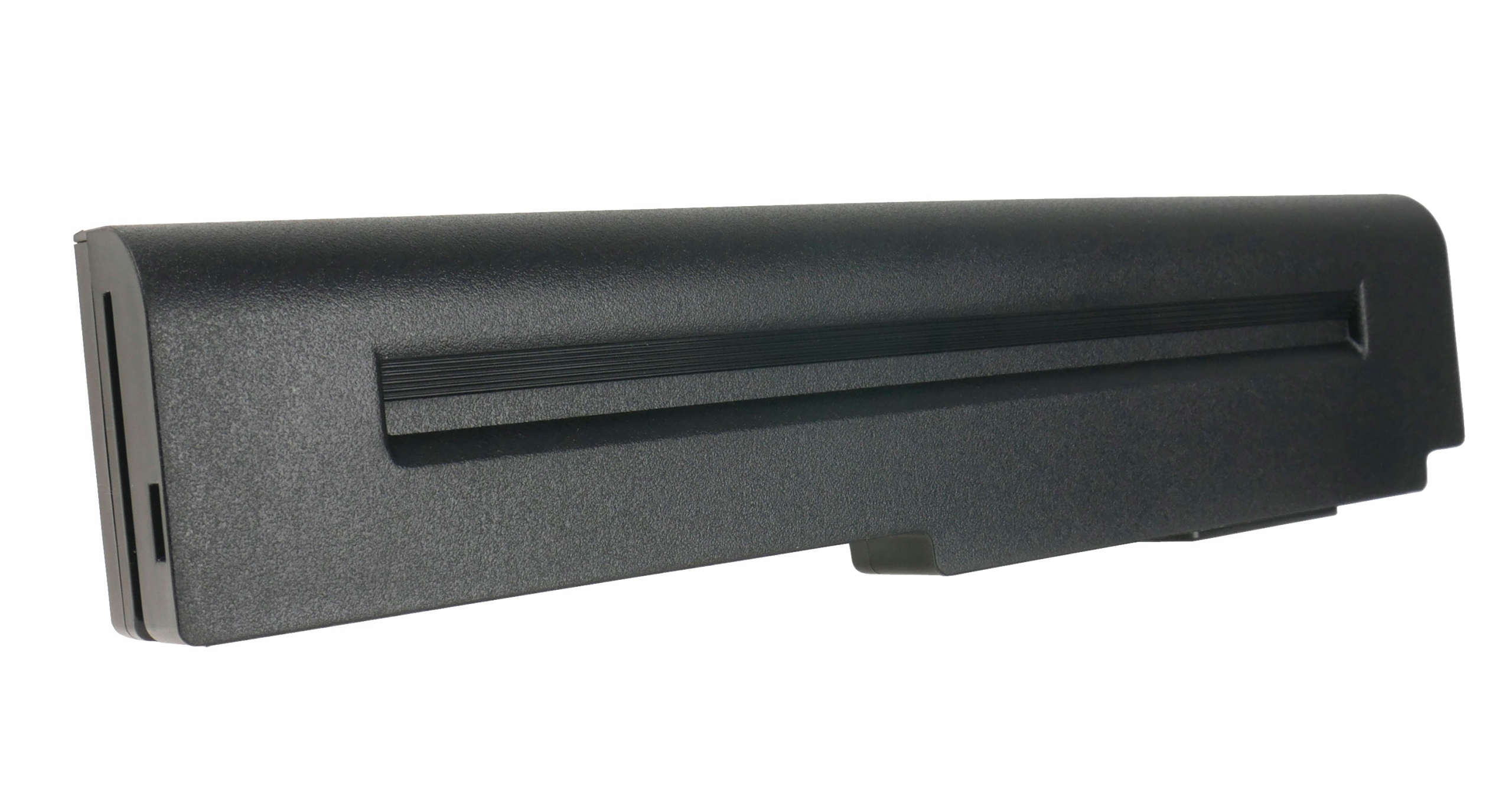 Czarny akumulator laptopa z teksturowaną powierzchnią na białym tle.