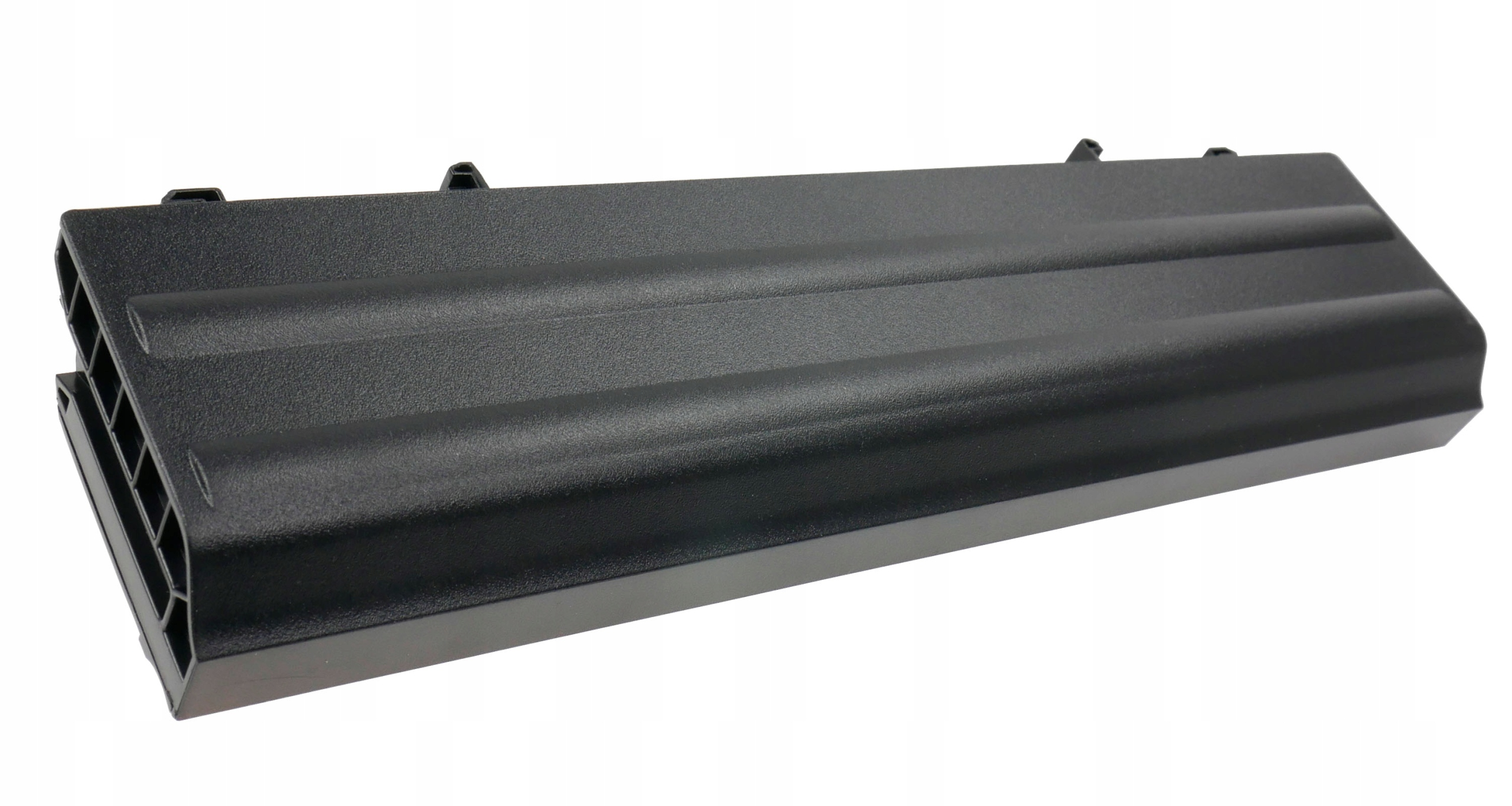 Czarny akumulator z tworzywa sztucznego z prążkowaną powierzchnią i otworami wentylacyjnymi.